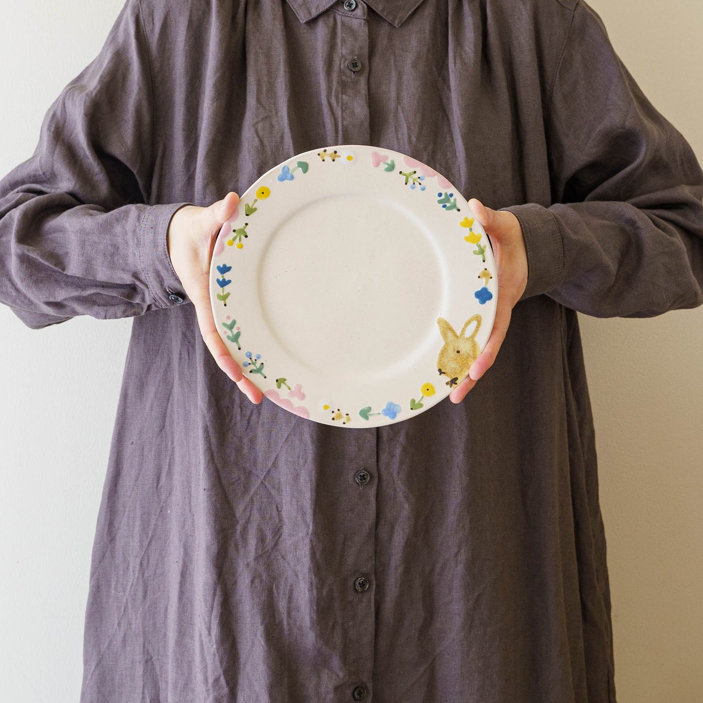 丸皿　大　うさぎと花｜大田亜樹