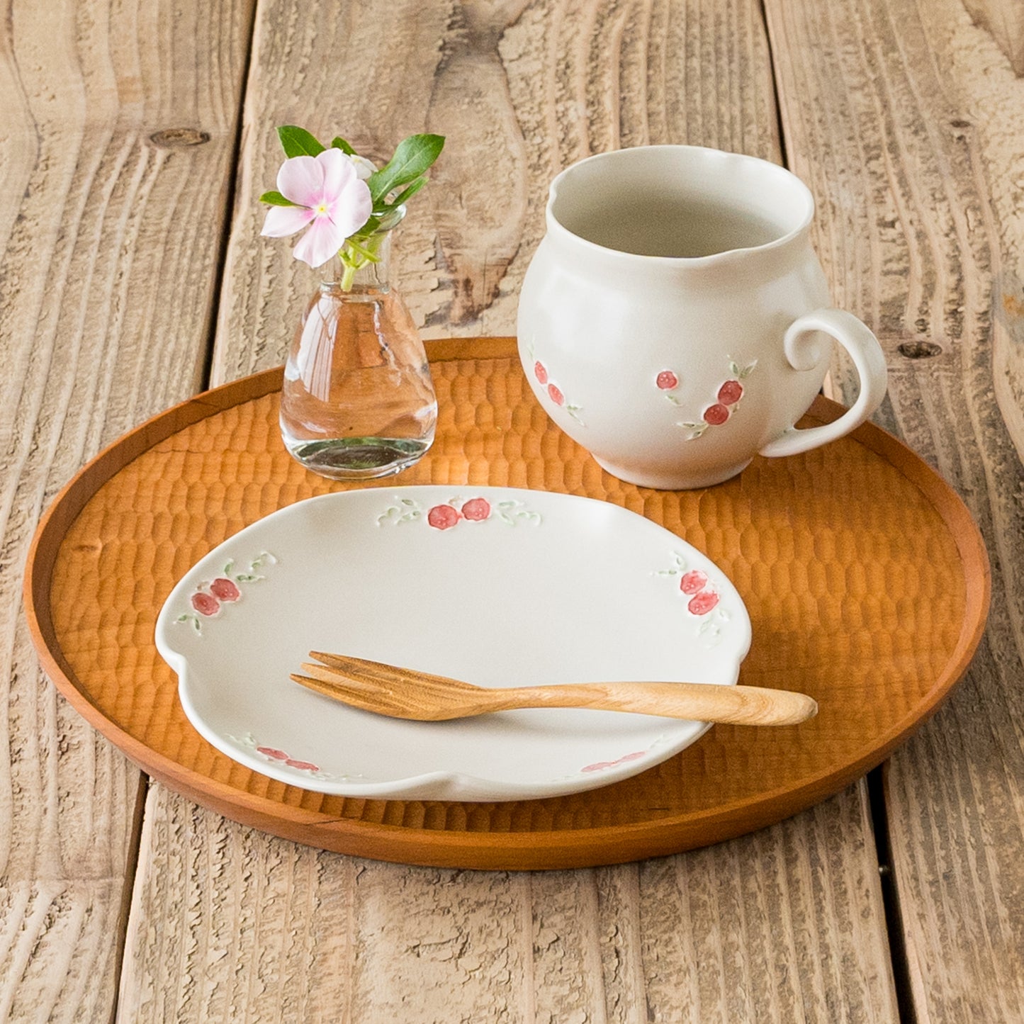 加藤まり香さんのイッチンマグカップと輪花5寸皿木いちご