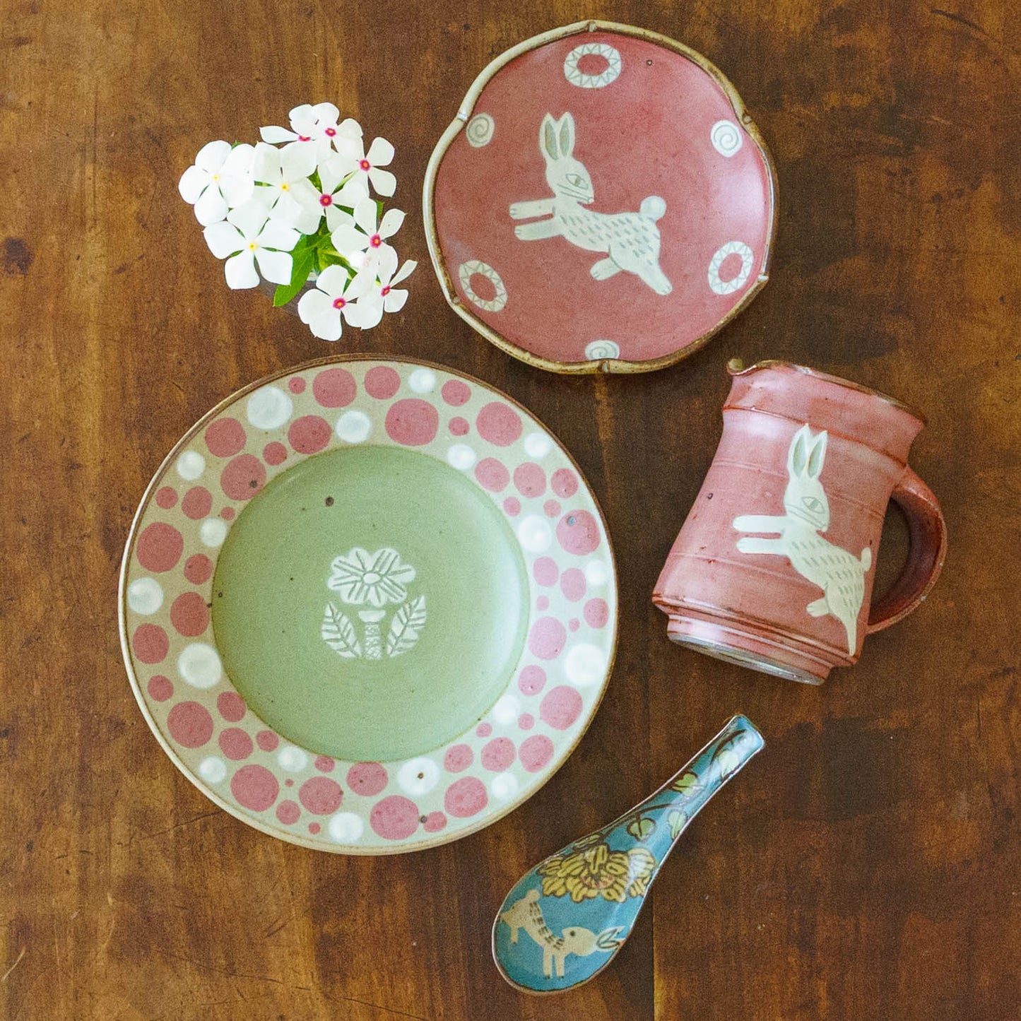 4寸玉縁輪花皿　うさぎ｜皐月窯