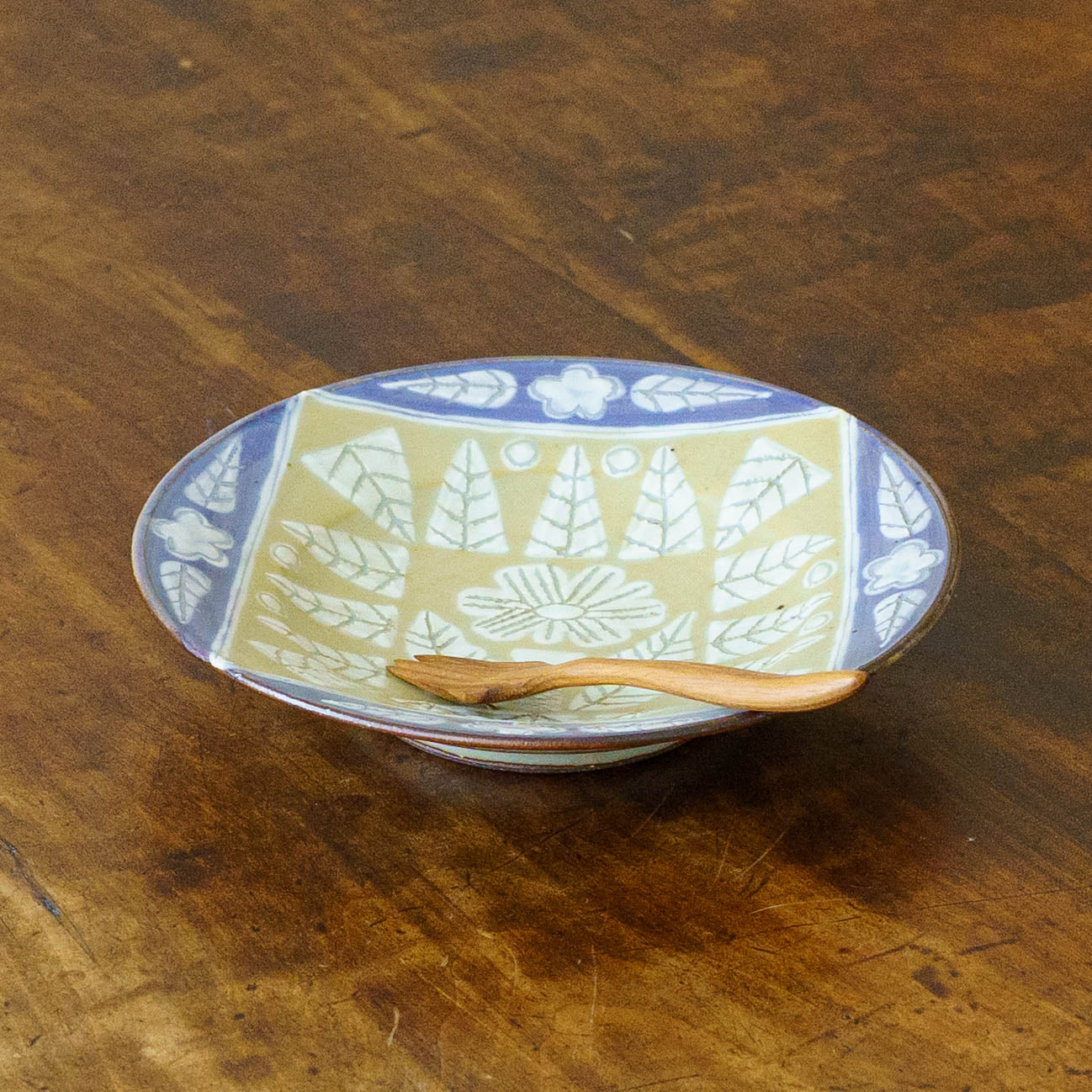 5.5寸縁付皿　紫黄花｜皐月窯