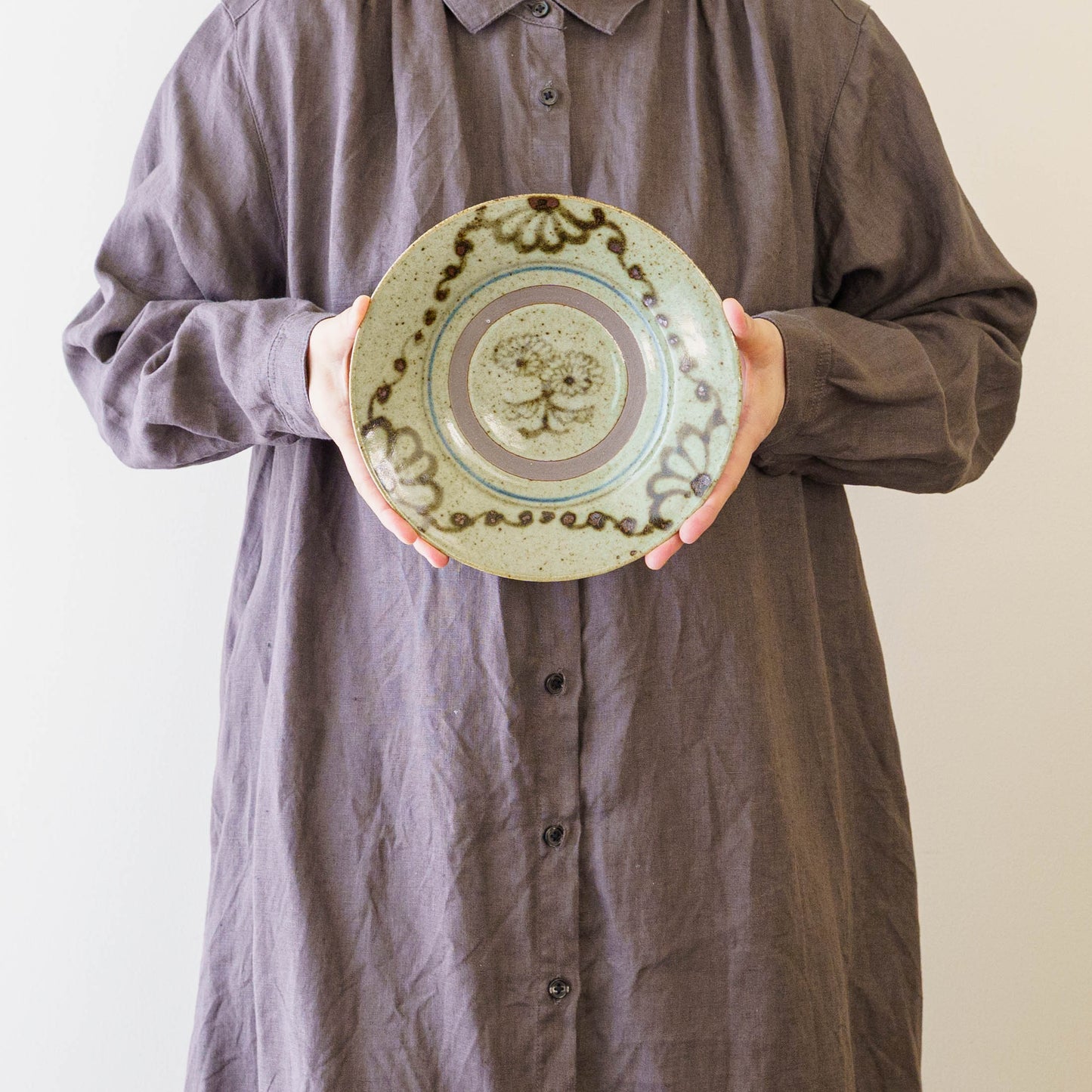 6.5寸縁付皿　鉄花絵｜皐月窯