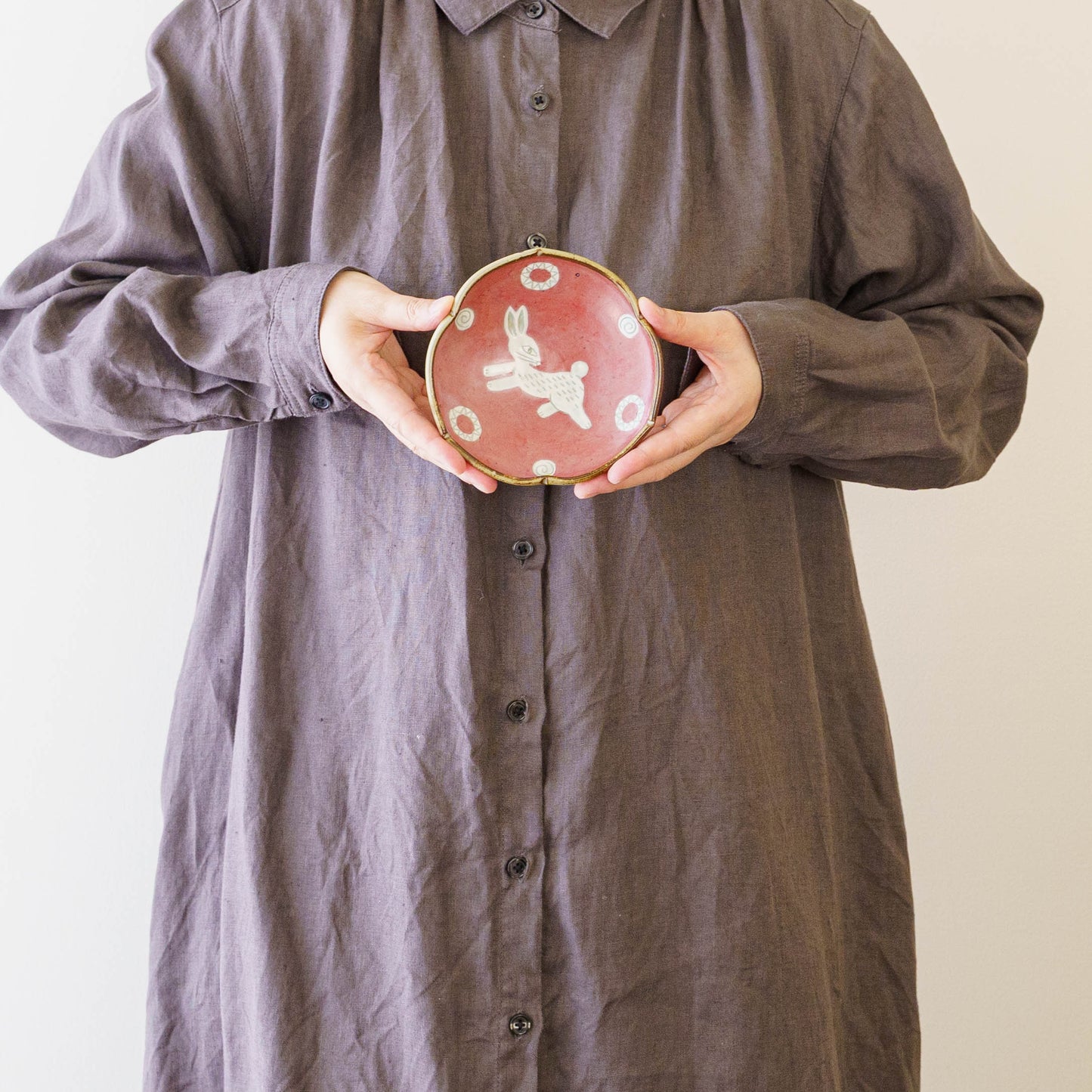 4寸玉縁輪花皿　うさぎ｜皐月窯