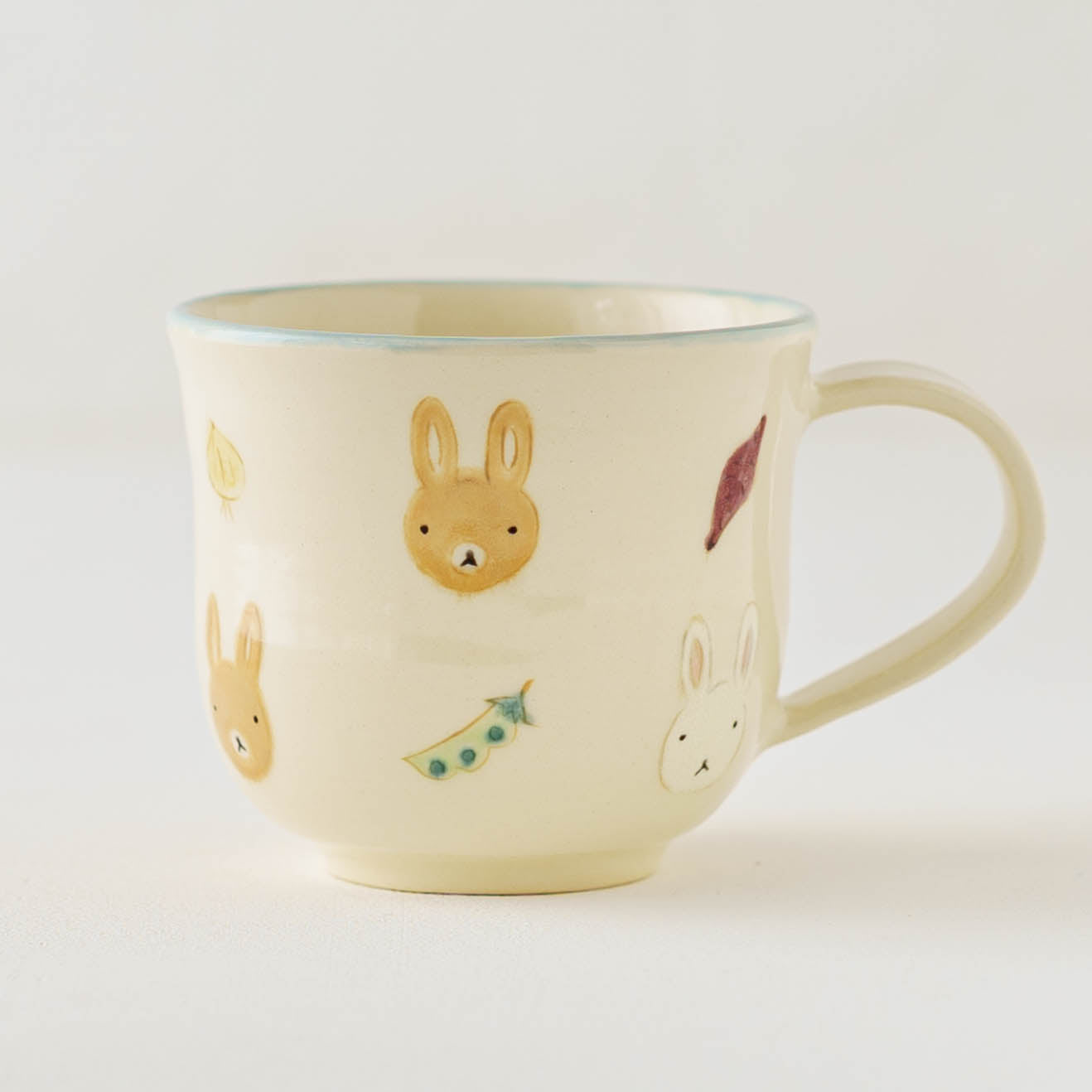 Mug rabbit and vegetable | Aki Ota