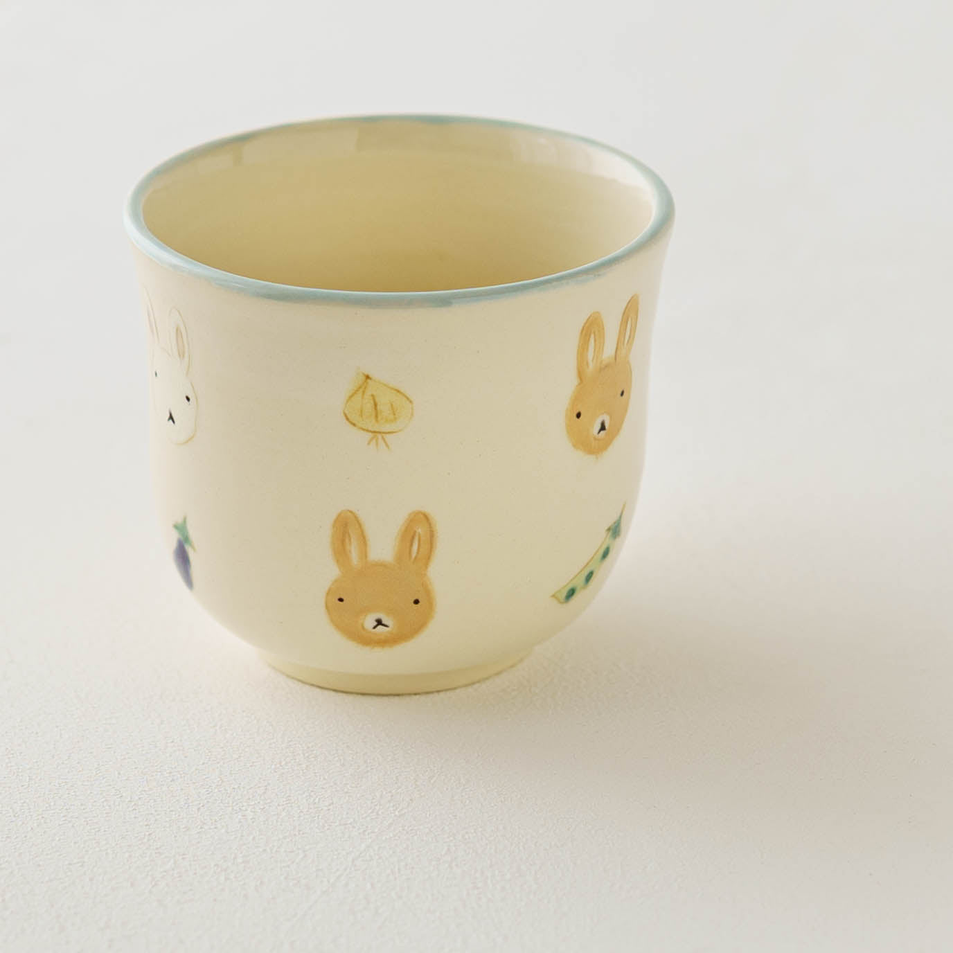 Mug rabbit and vegetable | Aki Ota