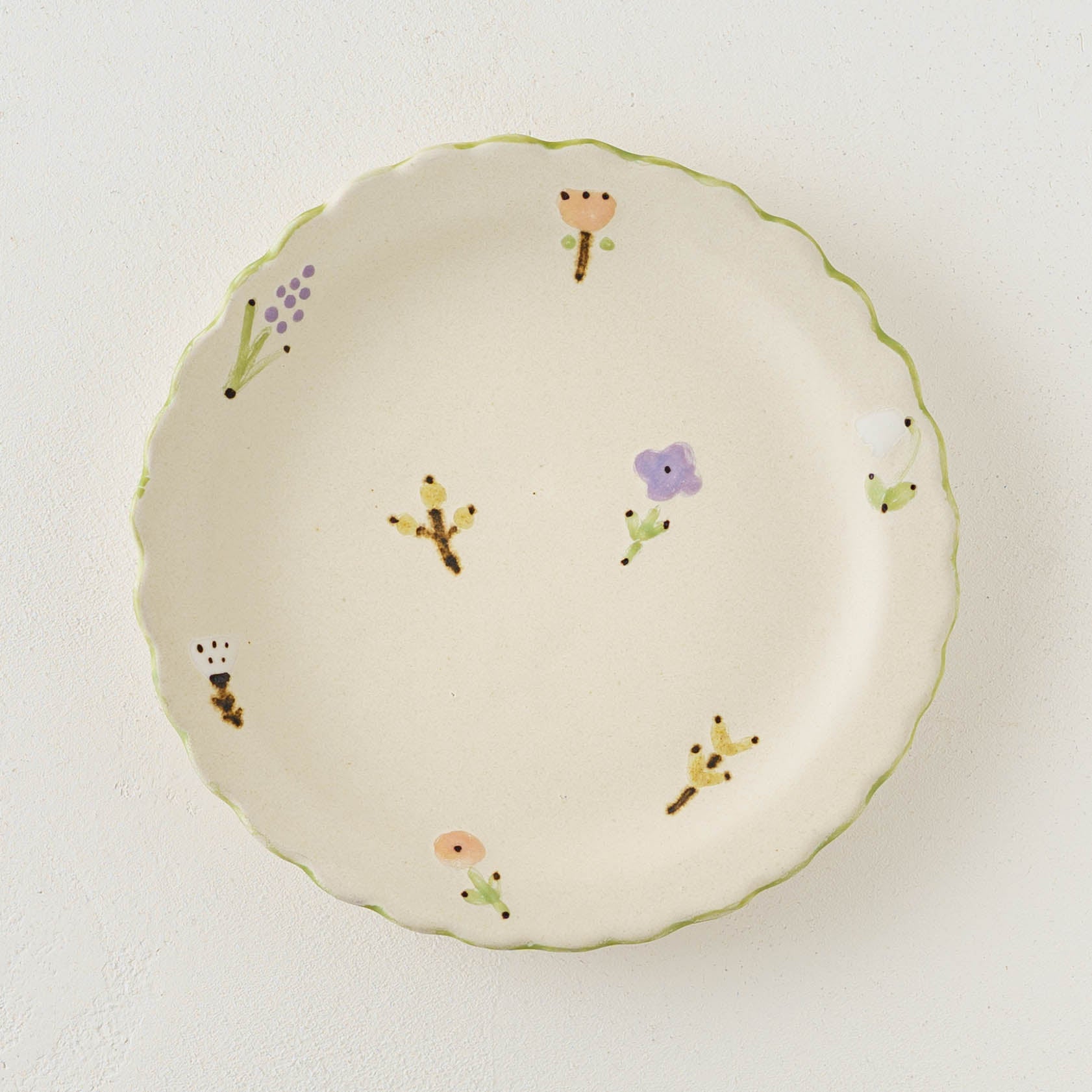 陶芸作家 大田亜樹 ケーキ皿 花柄 白マット釉｜鎌倉 作家もののうつわ