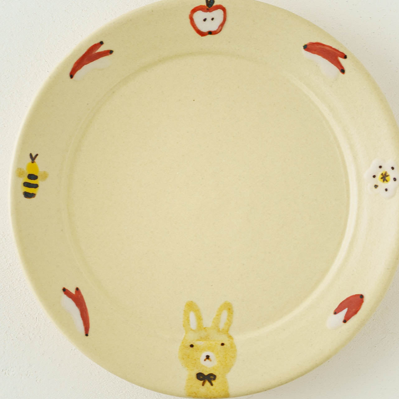 Rimmed round plate rabbitt |  Aki Ota