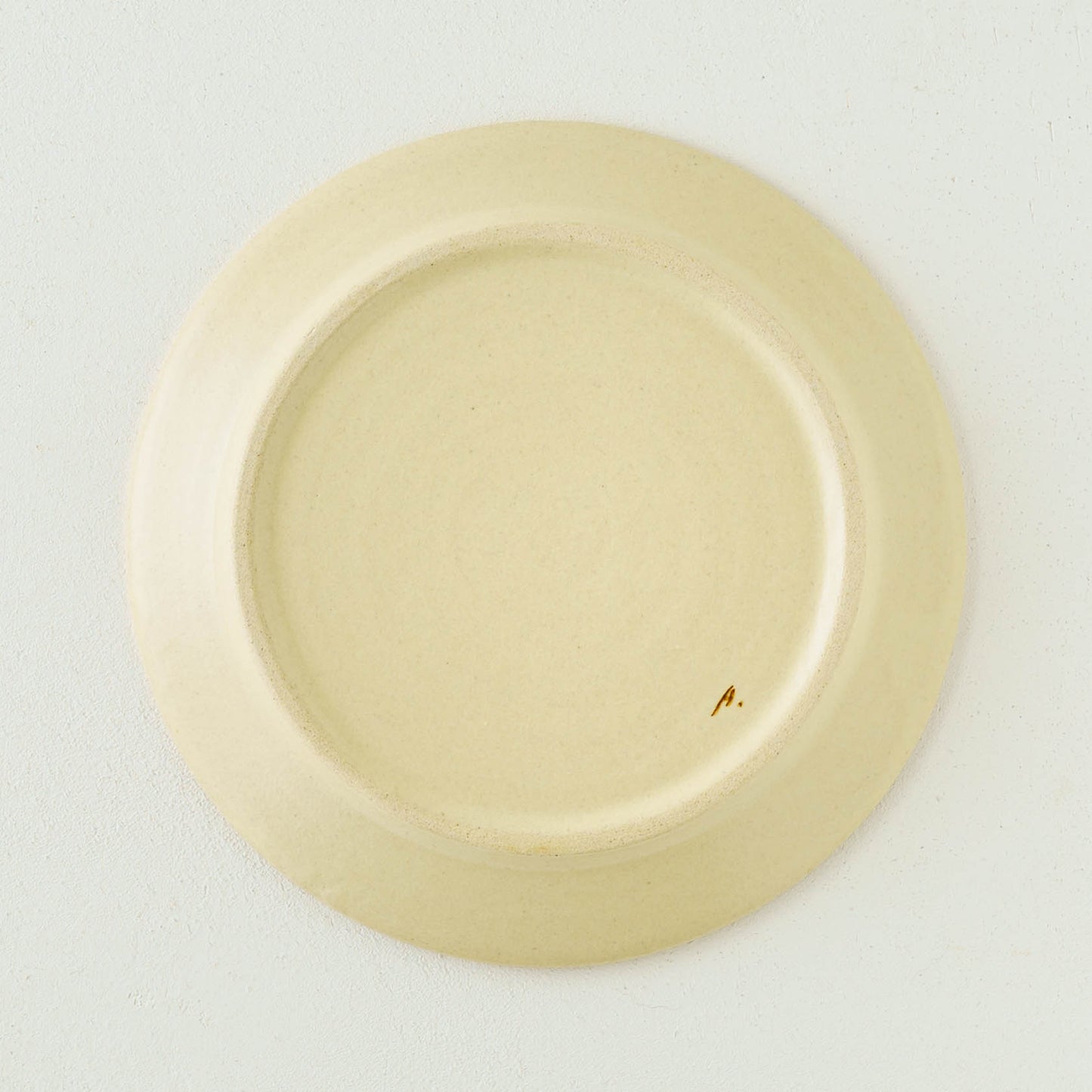 Rimmed round plate rabbitt |  Aki Ota