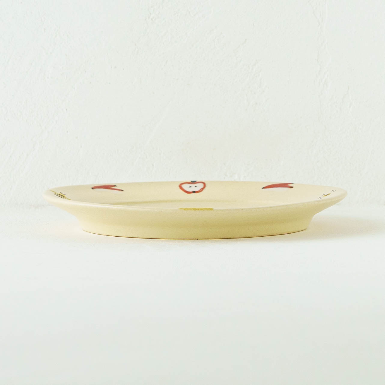 Rimmed round plate rabbitt |  Aki Ota