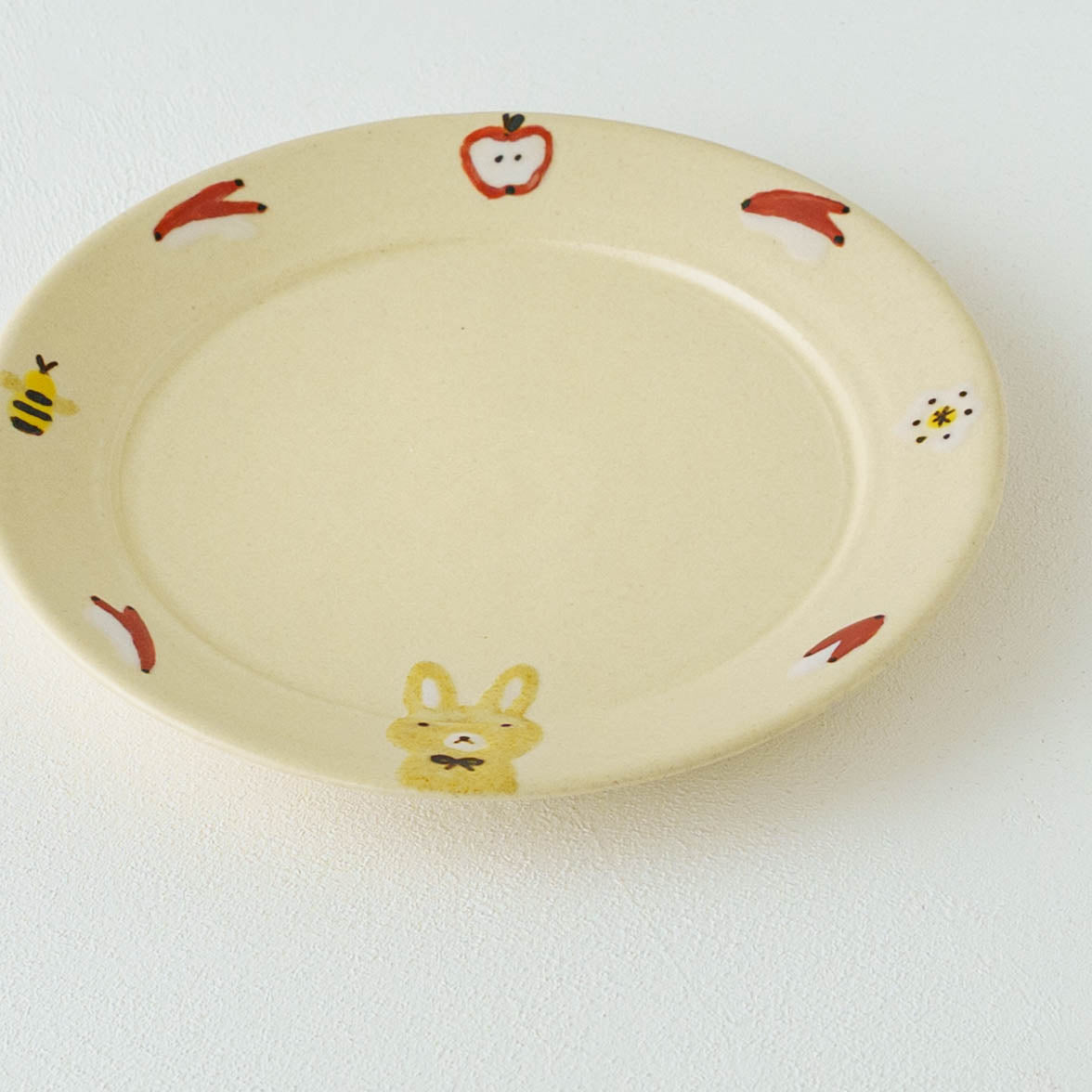 Rimmed round plate rabbitt |  Aki Ota