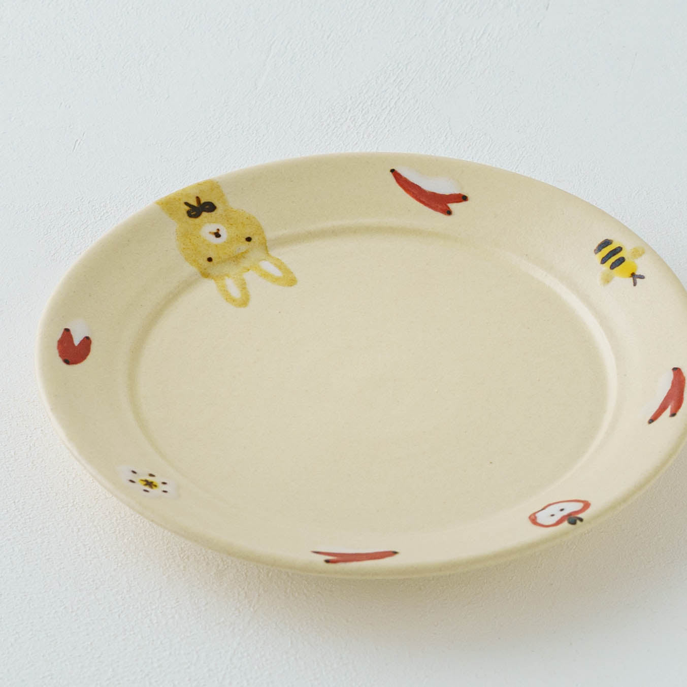 Rimmed round plate rabbitt |  Aki Ota