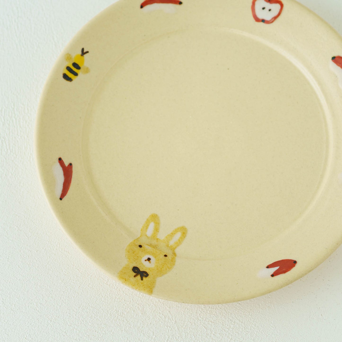 Rimmed round plate rabbitt |  Aki Ota