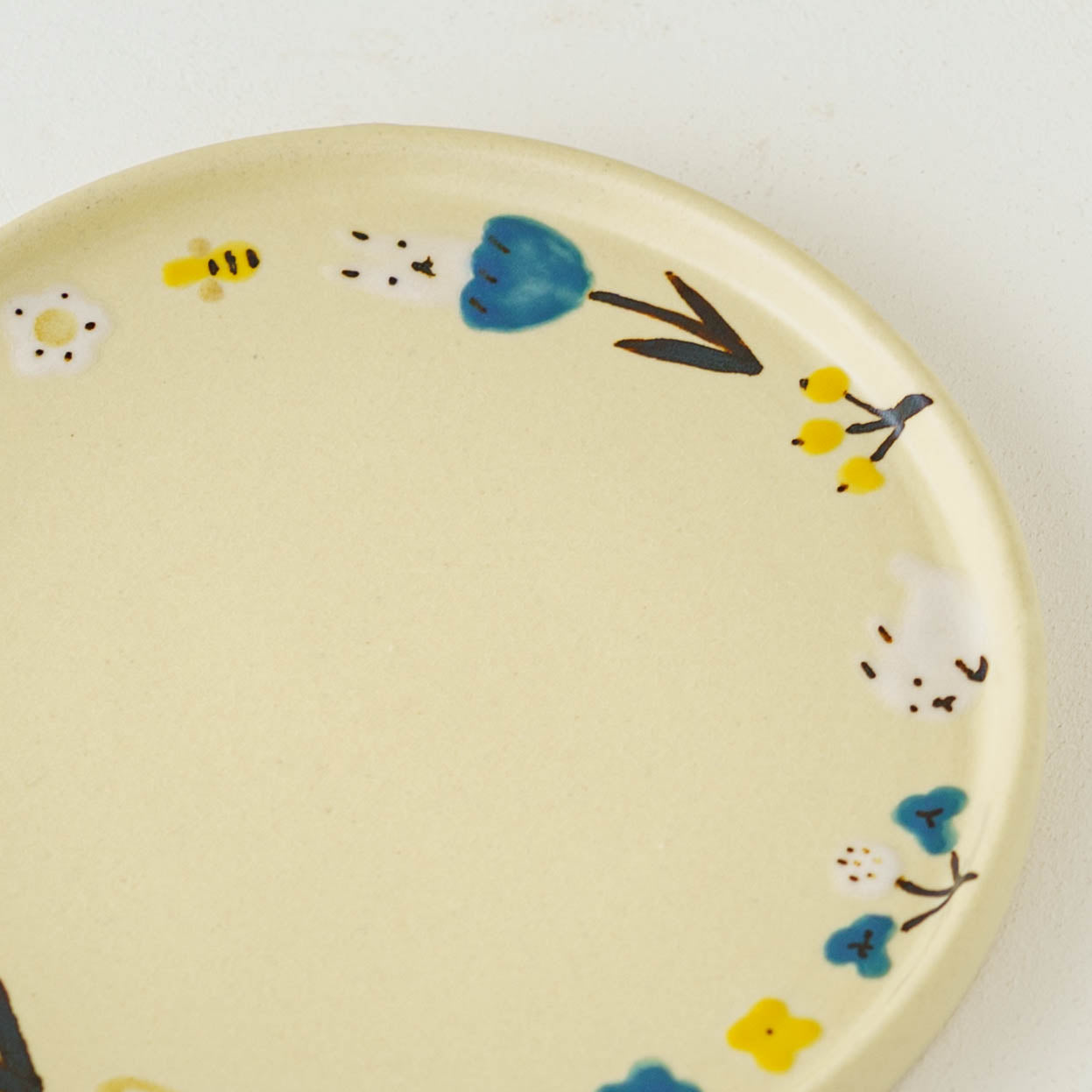 Round Plate rabbit | Aki Ota