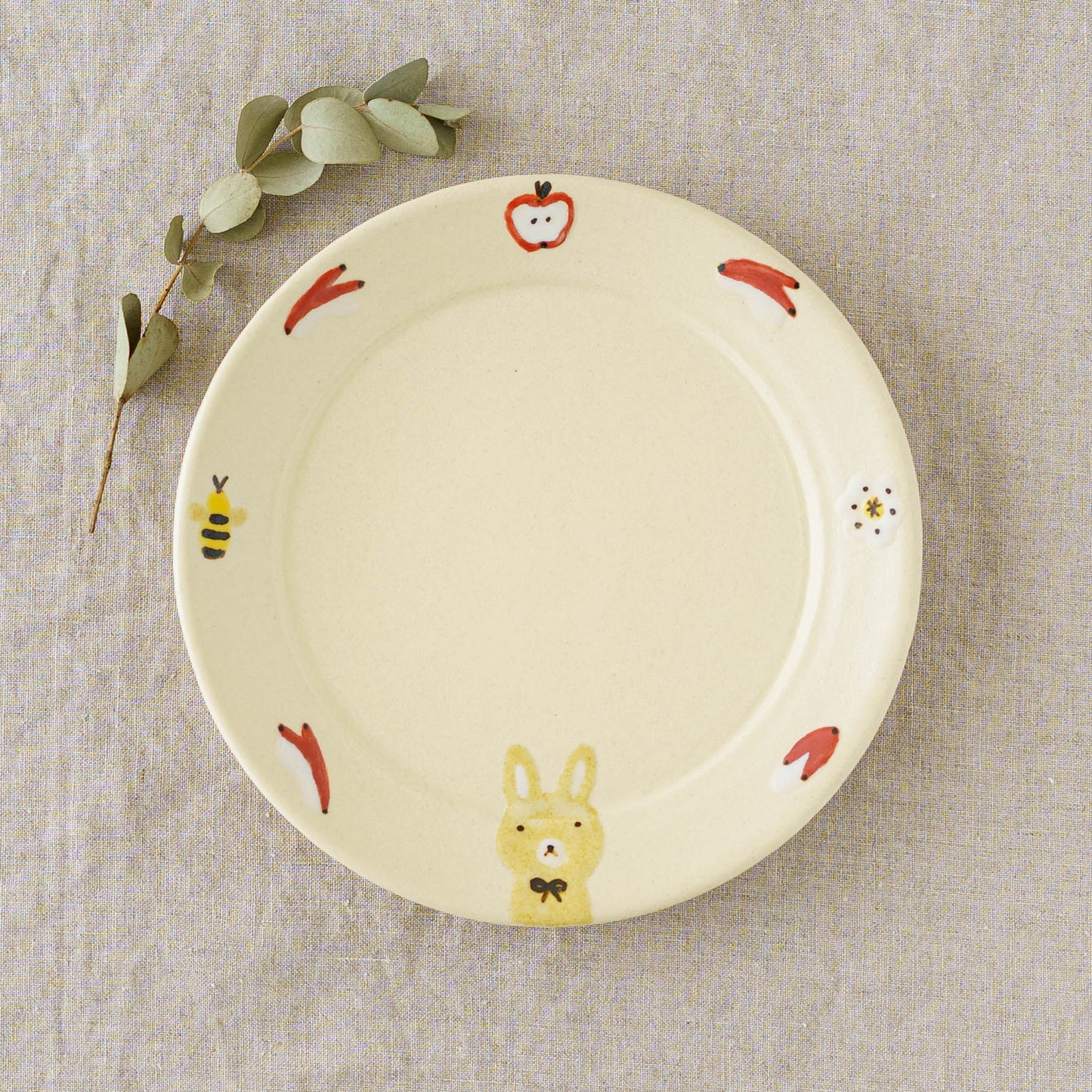 Rimmed round plate rabbitt |  Aki Ota