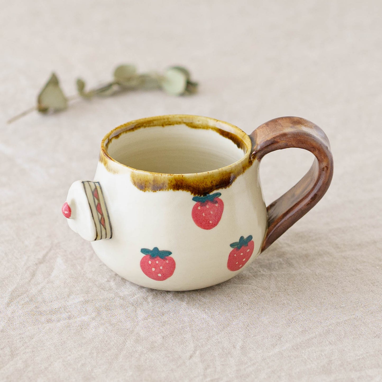 Strawberry round mug｜Kei Kajita