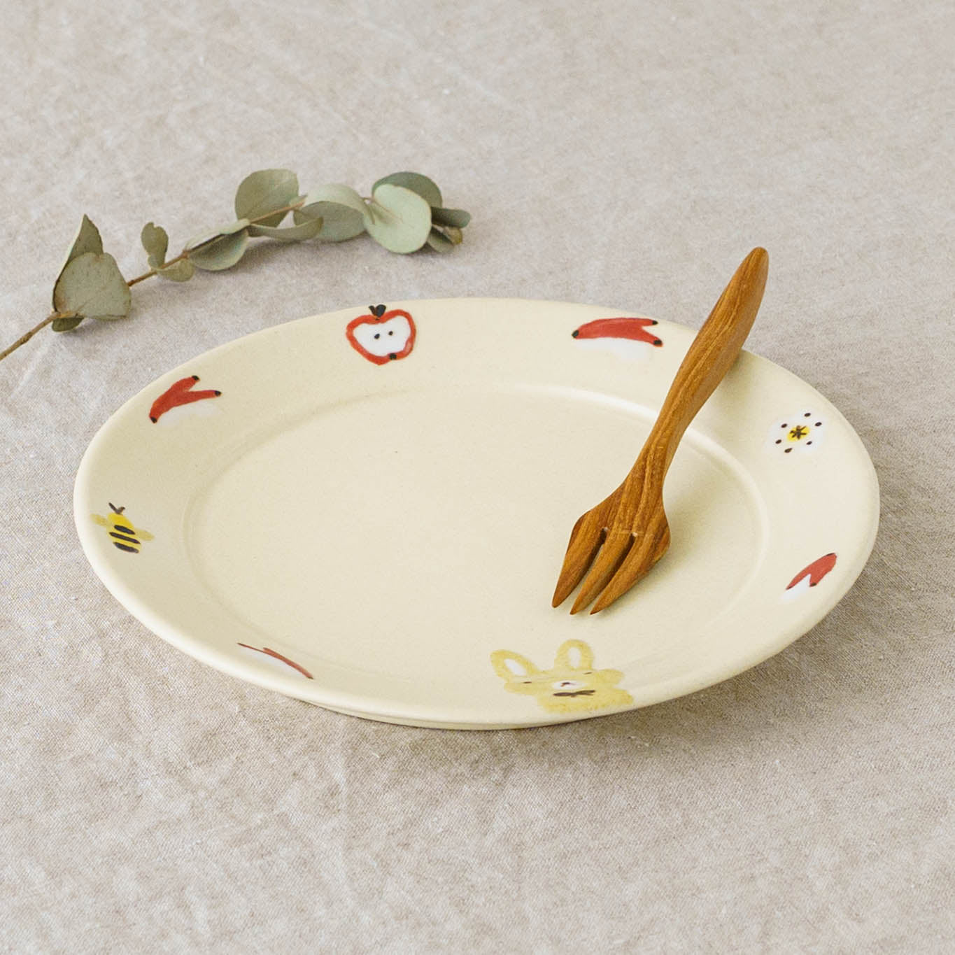 Rimmed round plate rabbitt |  Aki Ota