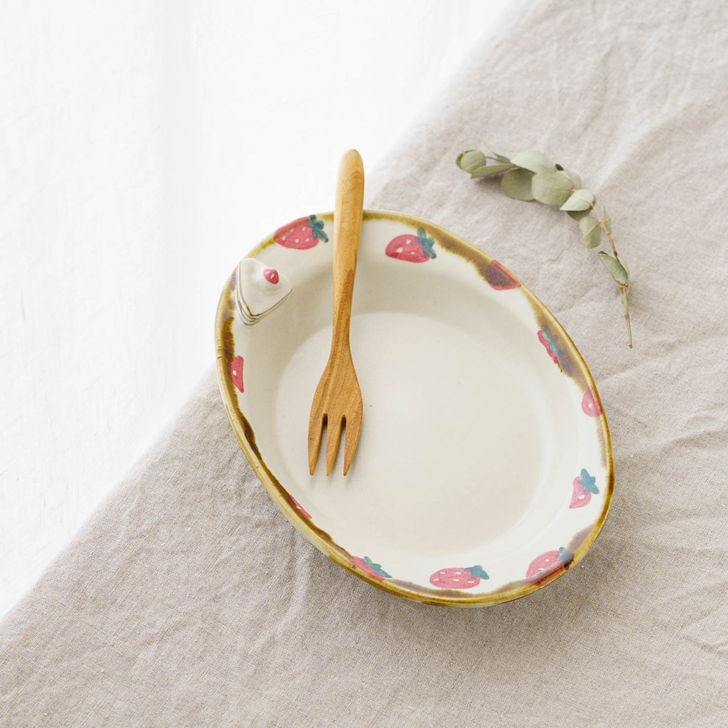 Strawberry oval plate｜Kei Kajita