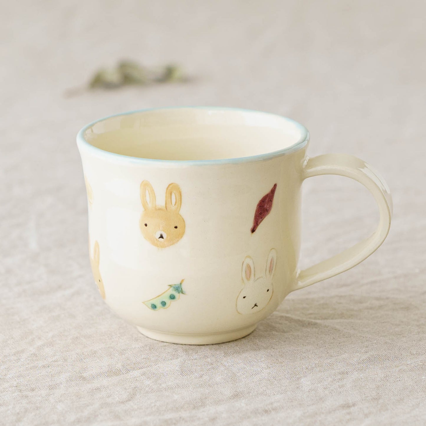 Mug rabbit and vegetable | Aki Ota