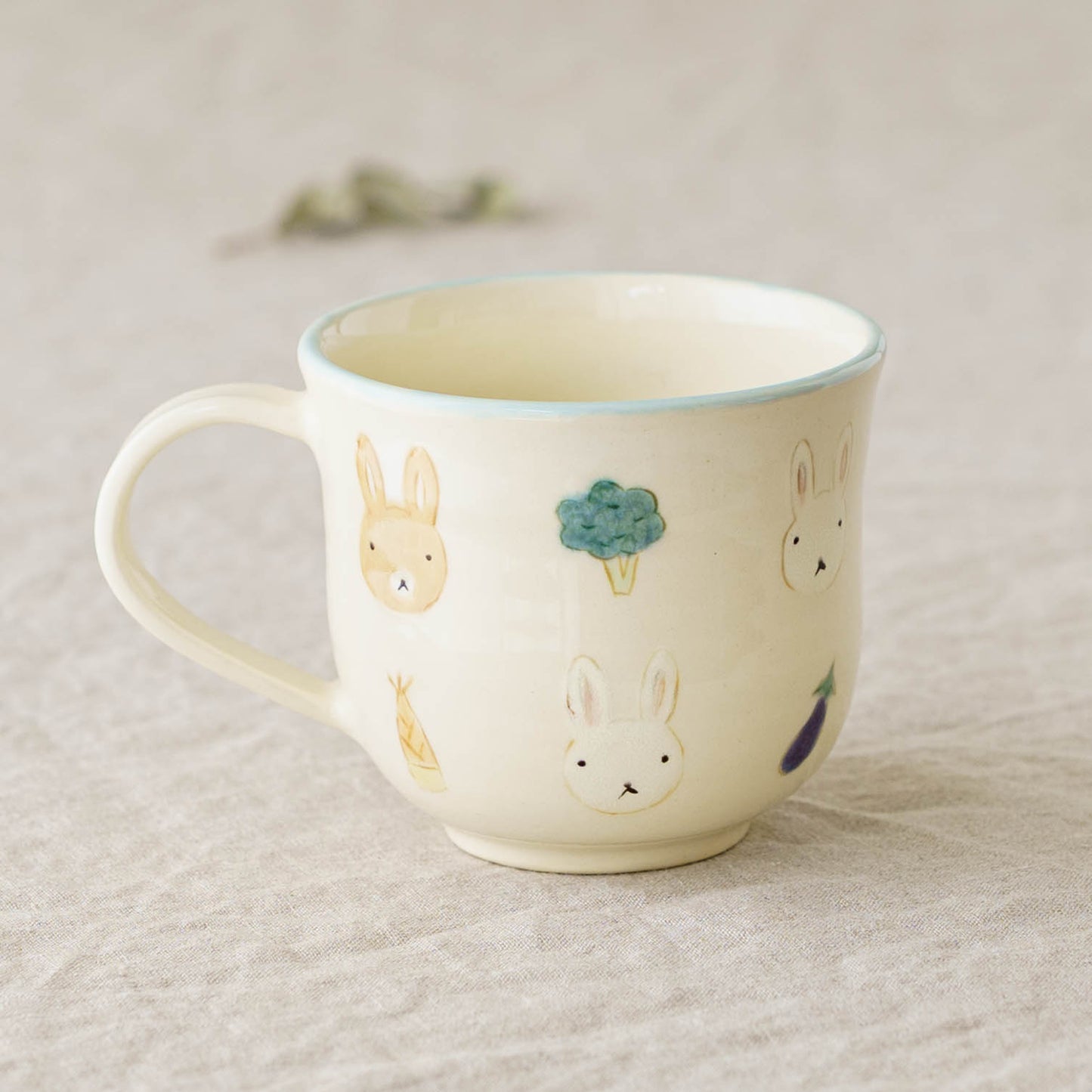 Mug rabbit and vegetable | Aki Ota