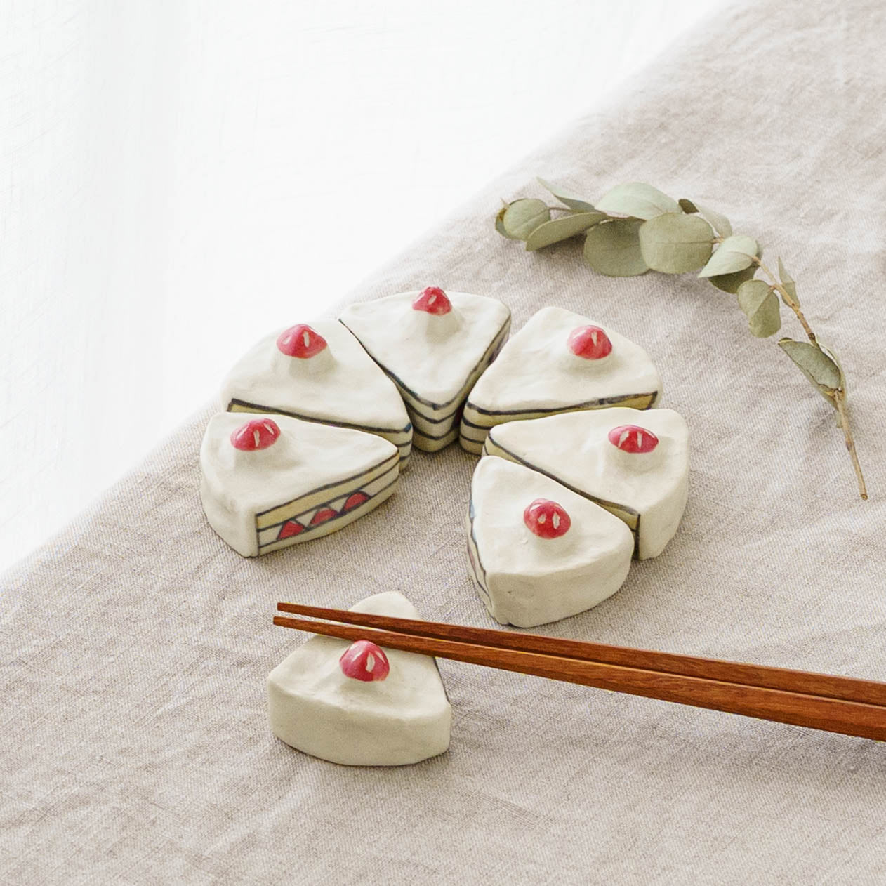 Strawberry cake chopstick rest｜Kei Kajita