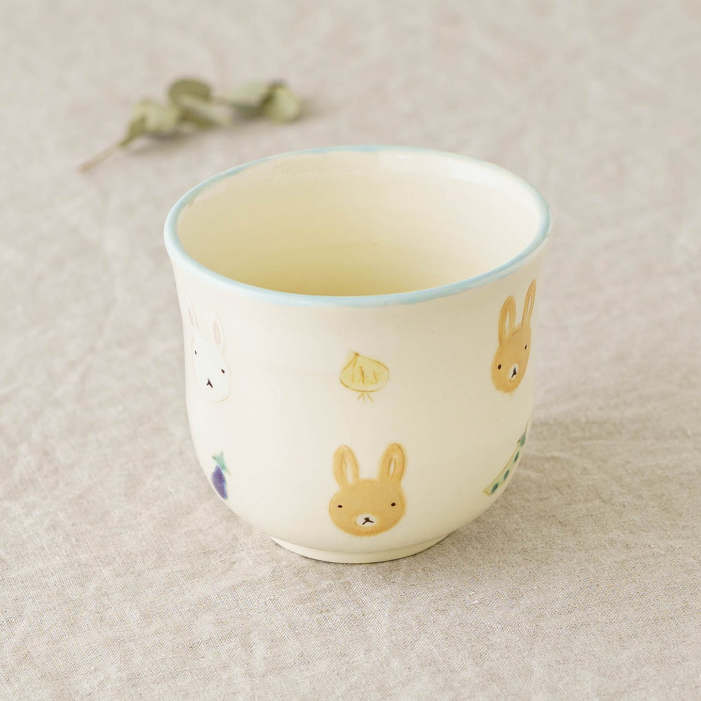 Mug rabbit and vegetable | Aki Ota