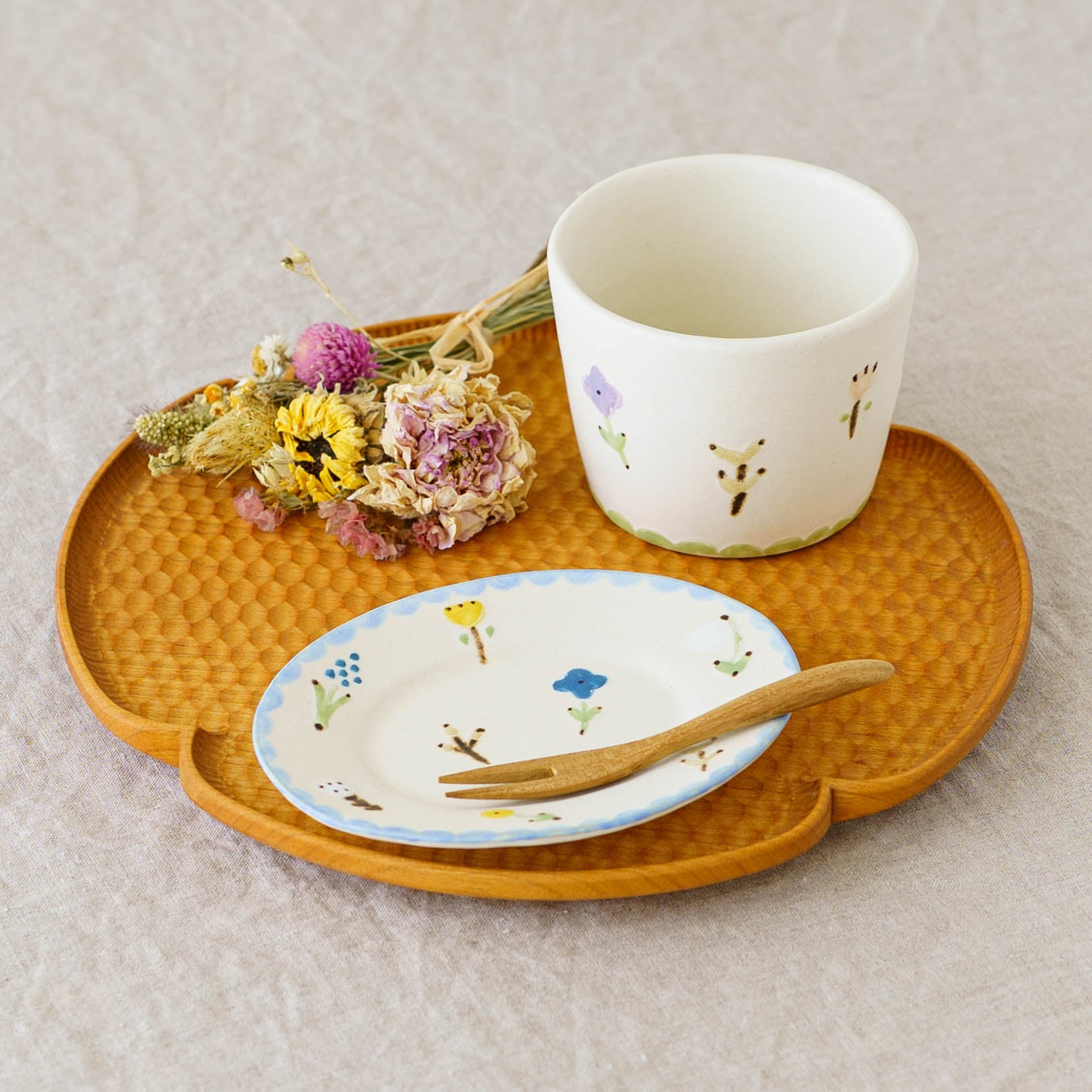 陶芸作家 大田亜樹 フリーカップ 花柄 白マット釉｜鎌倉 作家ものの