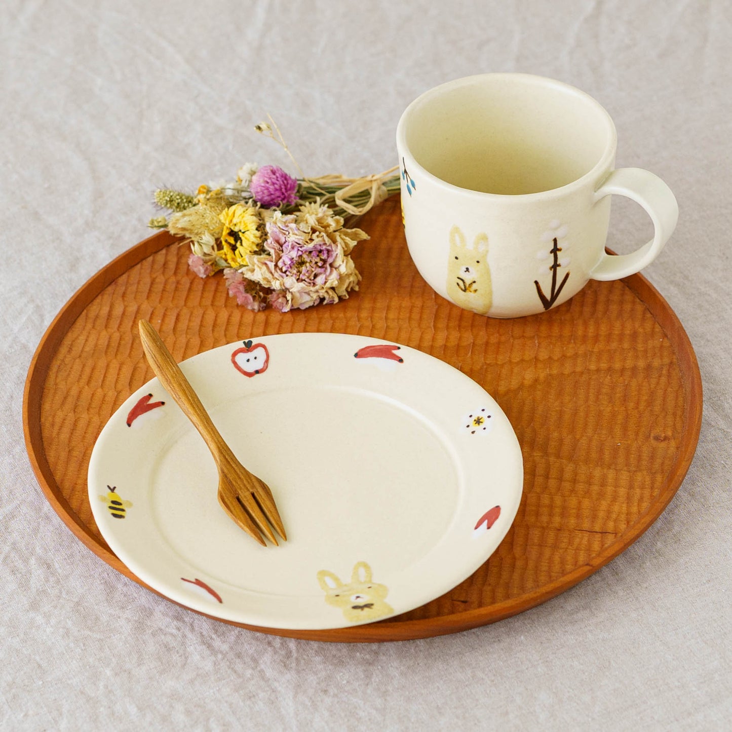 Rimmed round plate rabbitt |  Aki Ota