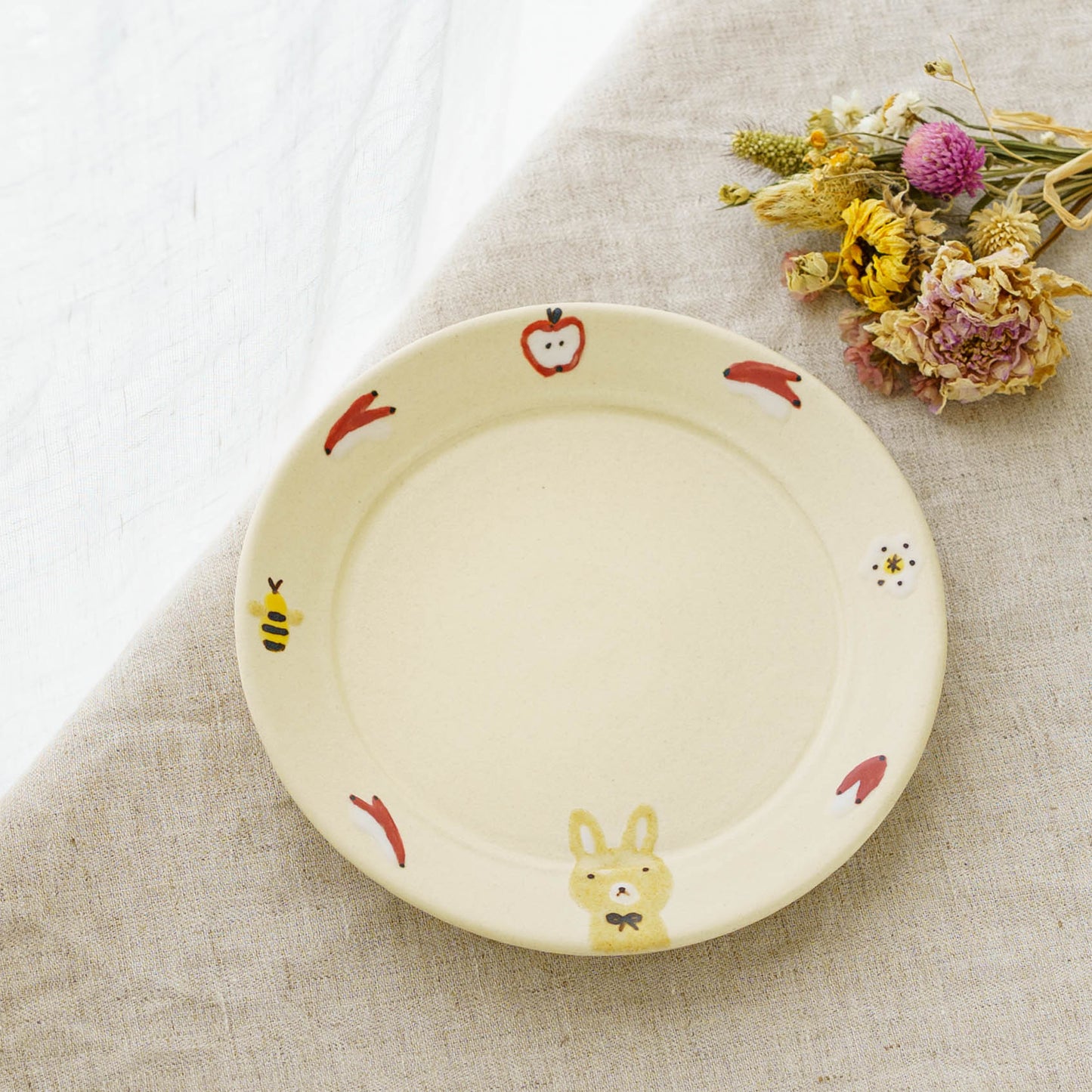 Rimmed round plate rabbitt |  Aki Ota
