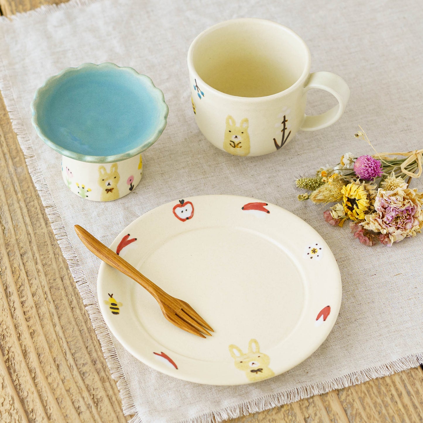 Rimmed round plate rabbitt |  Aki Ota