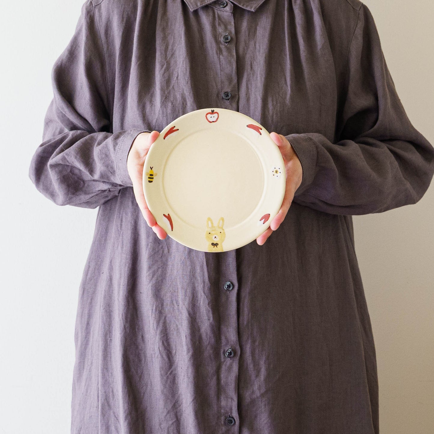 Rimmed round plate rabbitt |  Aki Ota