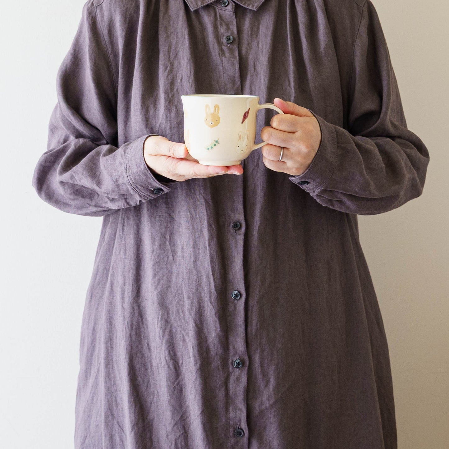 Mug rabbit and vegetable | Aki Ota