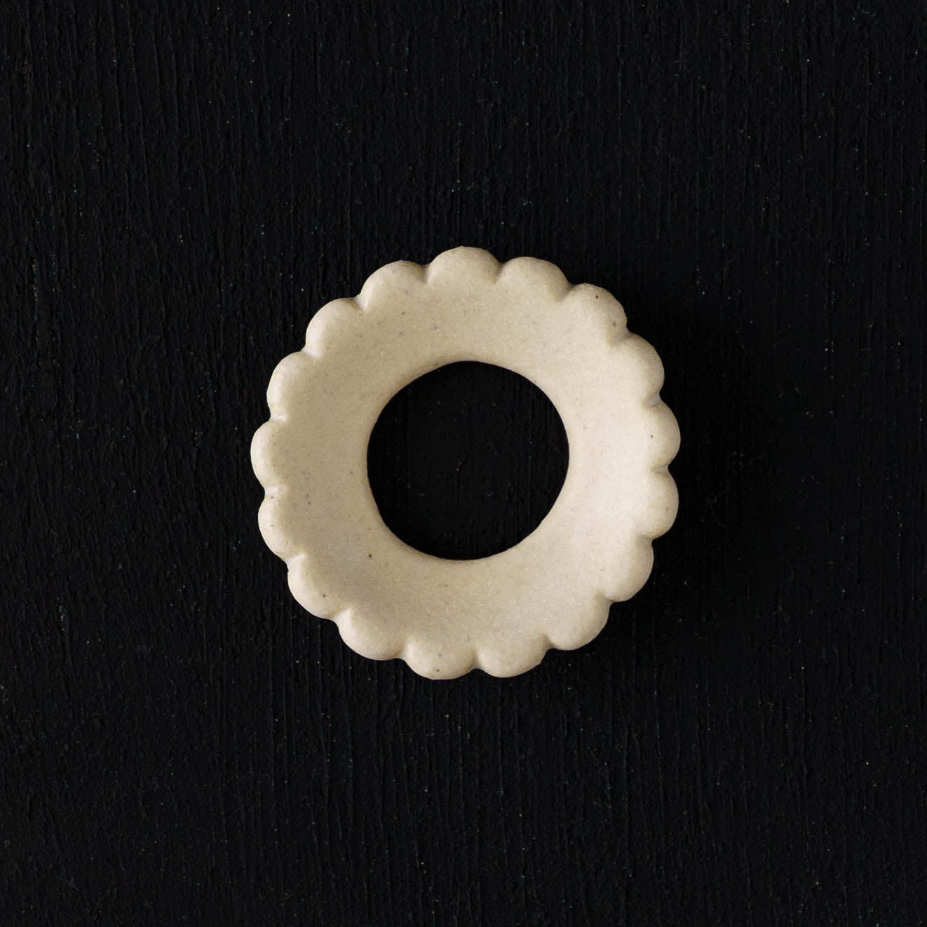 花箸置き　花輪　ホワイト｜辻本路