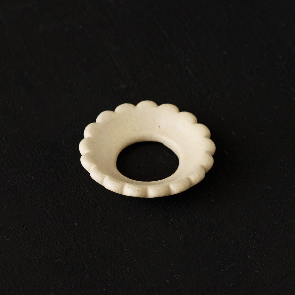 花箸置き　花輪　ホワイト｜辻本路