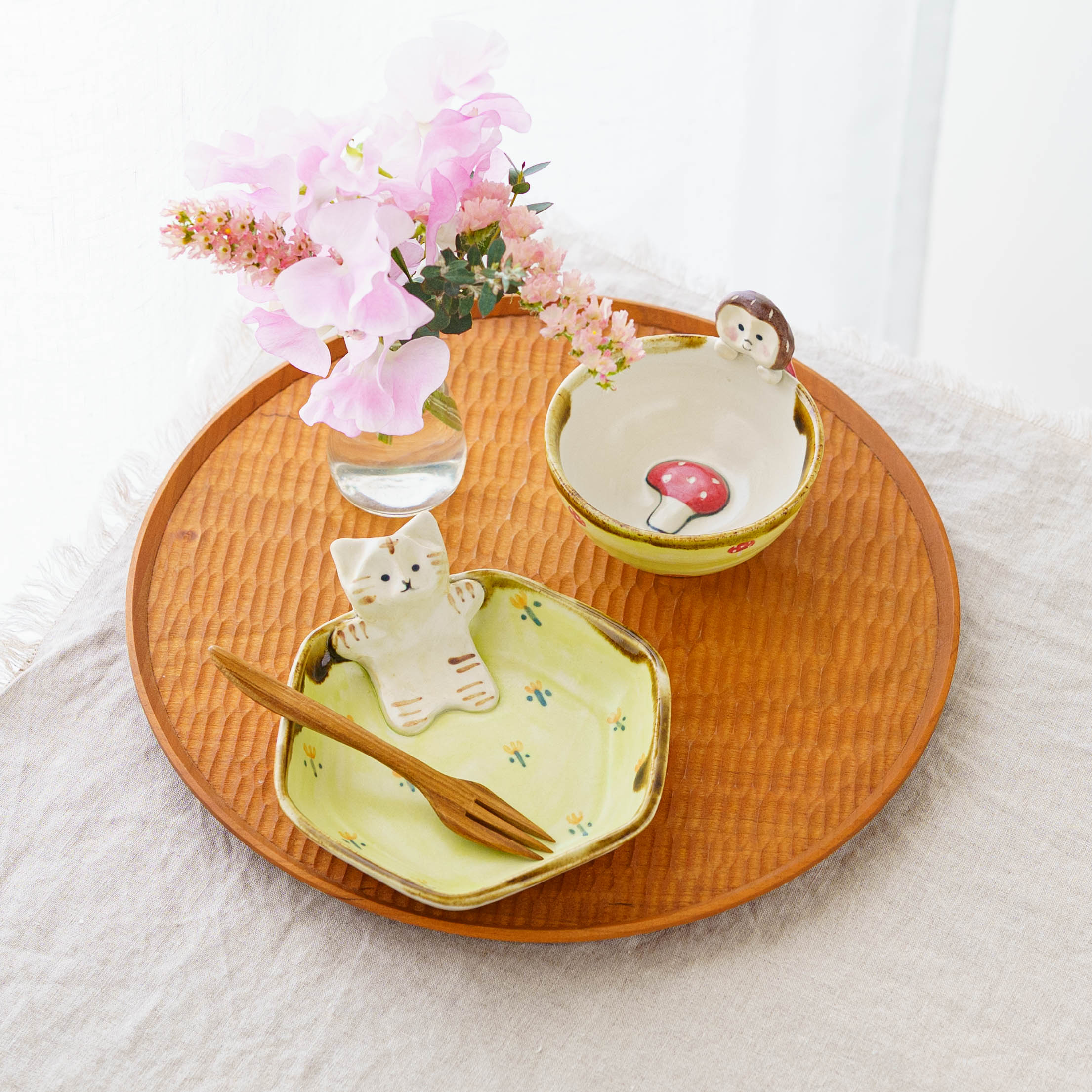 陶器　焼き物　作家ハンドメイド　女の子と鬼 陶芸作家 梶田慶 女の子 きのこ ぐい吞み｜窯元、作家もののうつわ通販