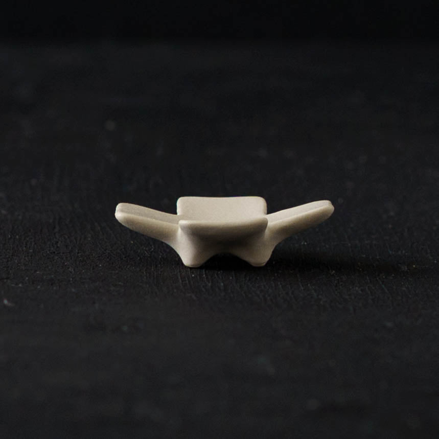 箸置き　クロス　ホワイト｜辻本路