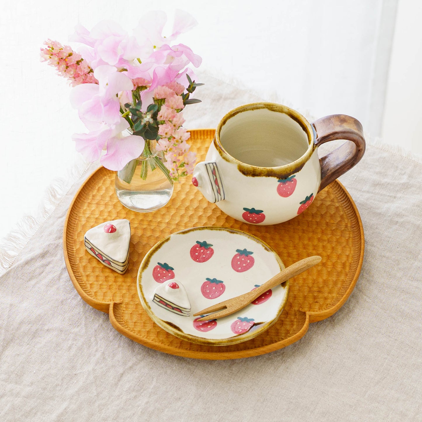 Strawberry round mug｜Kei Kajita