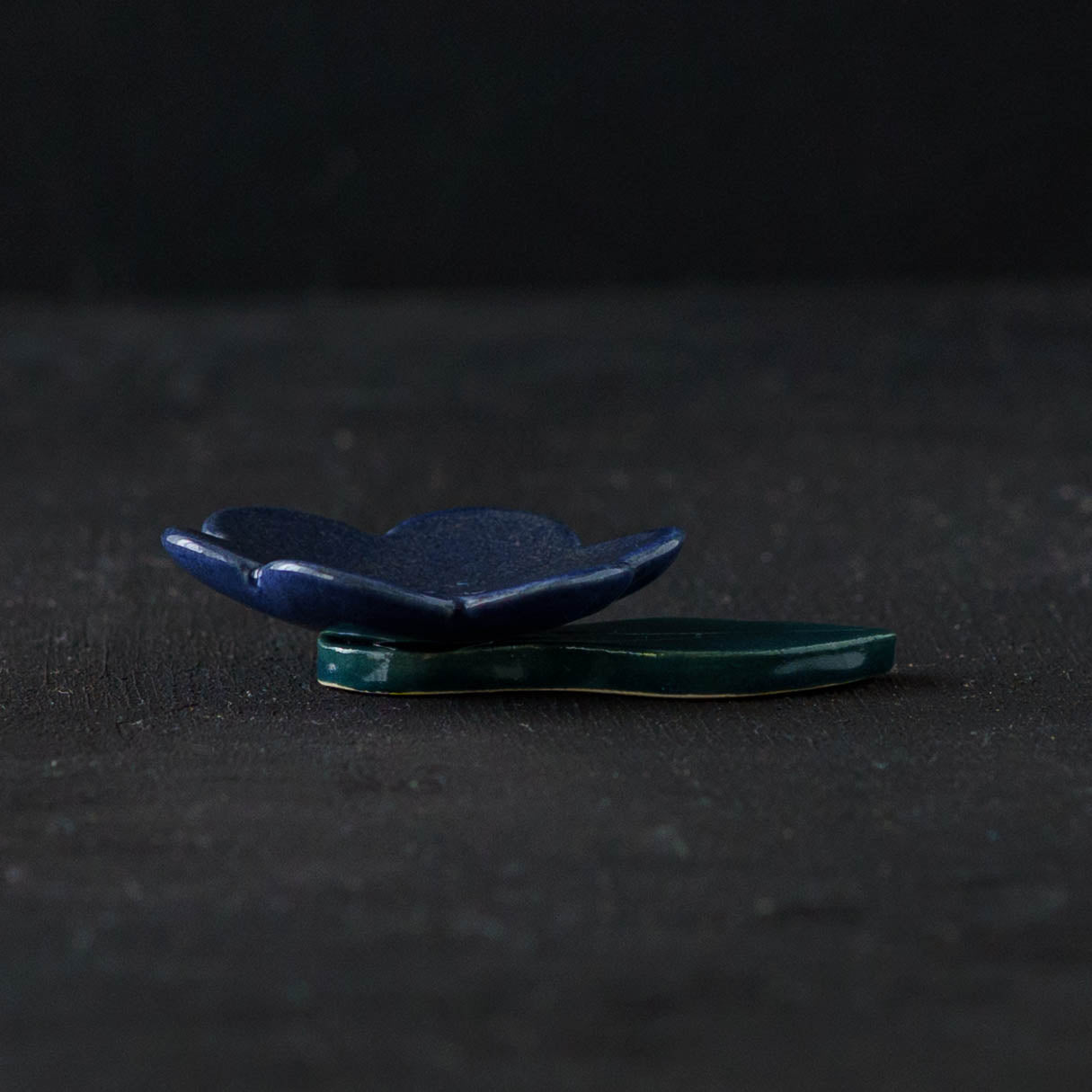 花小皿　ブルー　葉っぱ1枚｜辻本路