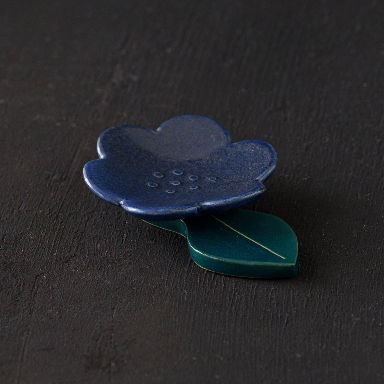 花小皿　ブルー　葉っぱ1枚｜辻本路