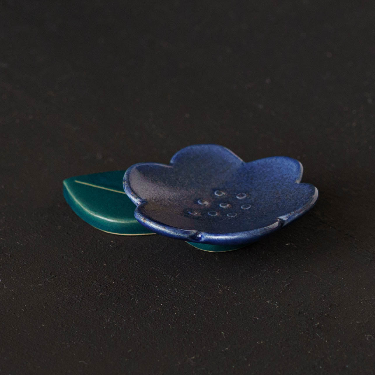 花小皿　ブルー　葉っぱ1枚｜辻本路
