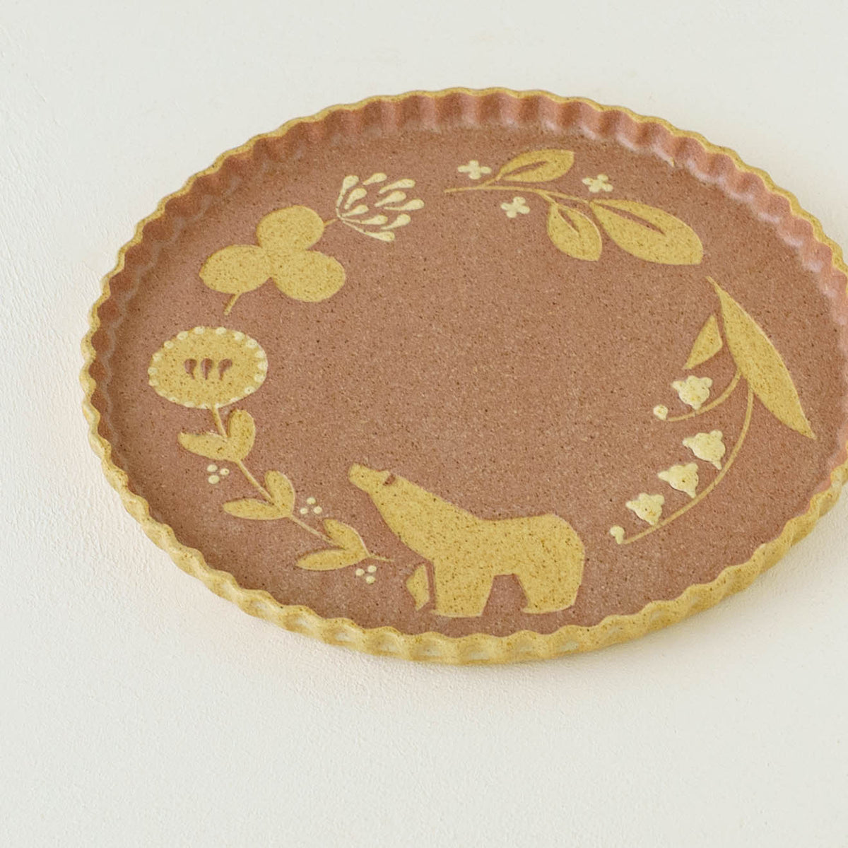 なみなみプレート 195mm　シロクマ　コーラルピンク｜苔色工房