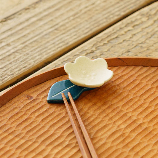 Flower chopstick rest Tulip white｜Michi Tsujimoto