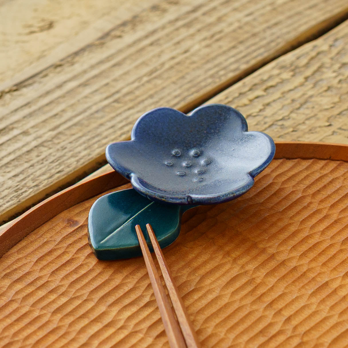 花小皿　ブルー　葉っぱ1枚｜辻本路