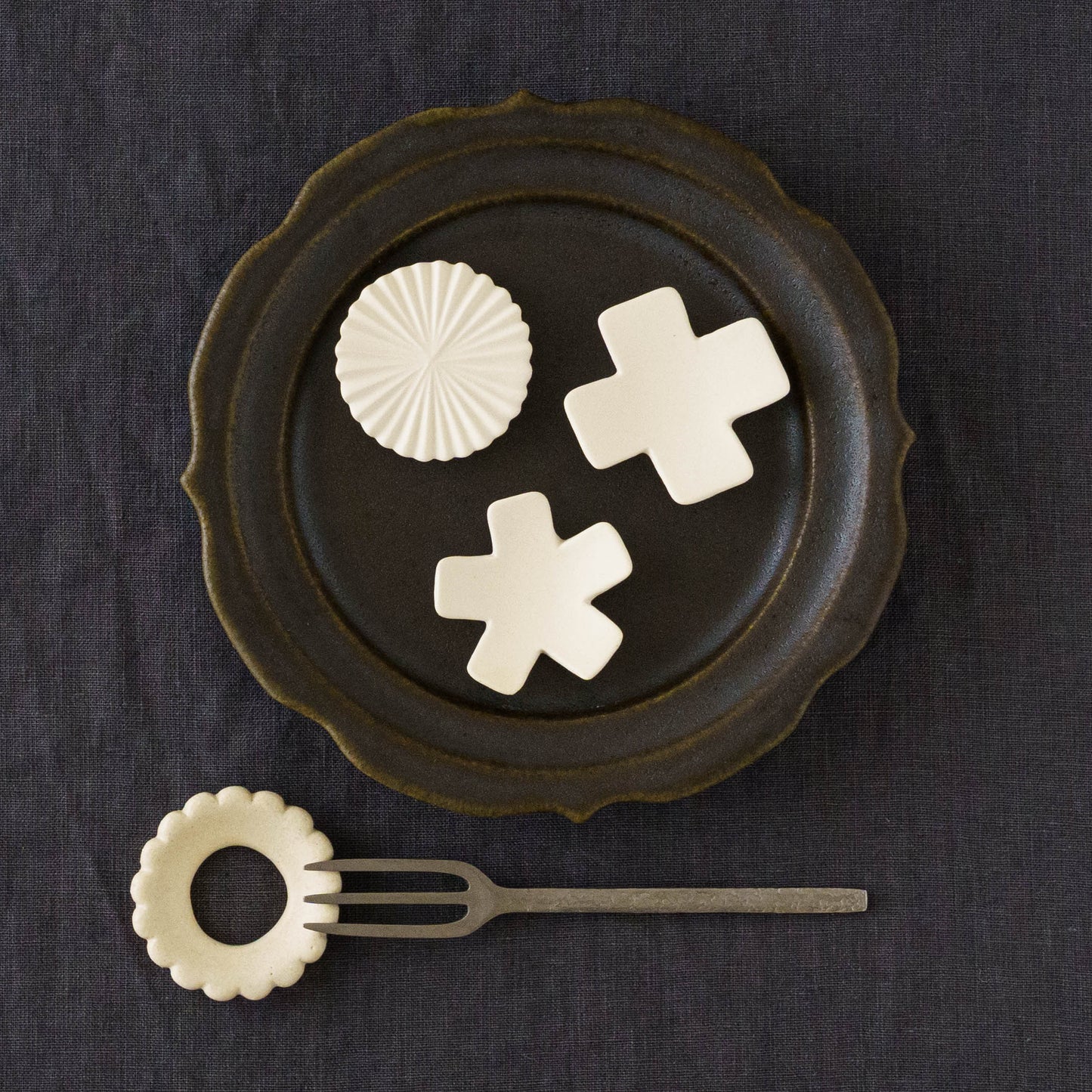 花箸置き　花輪　ホワイト｜辻本路