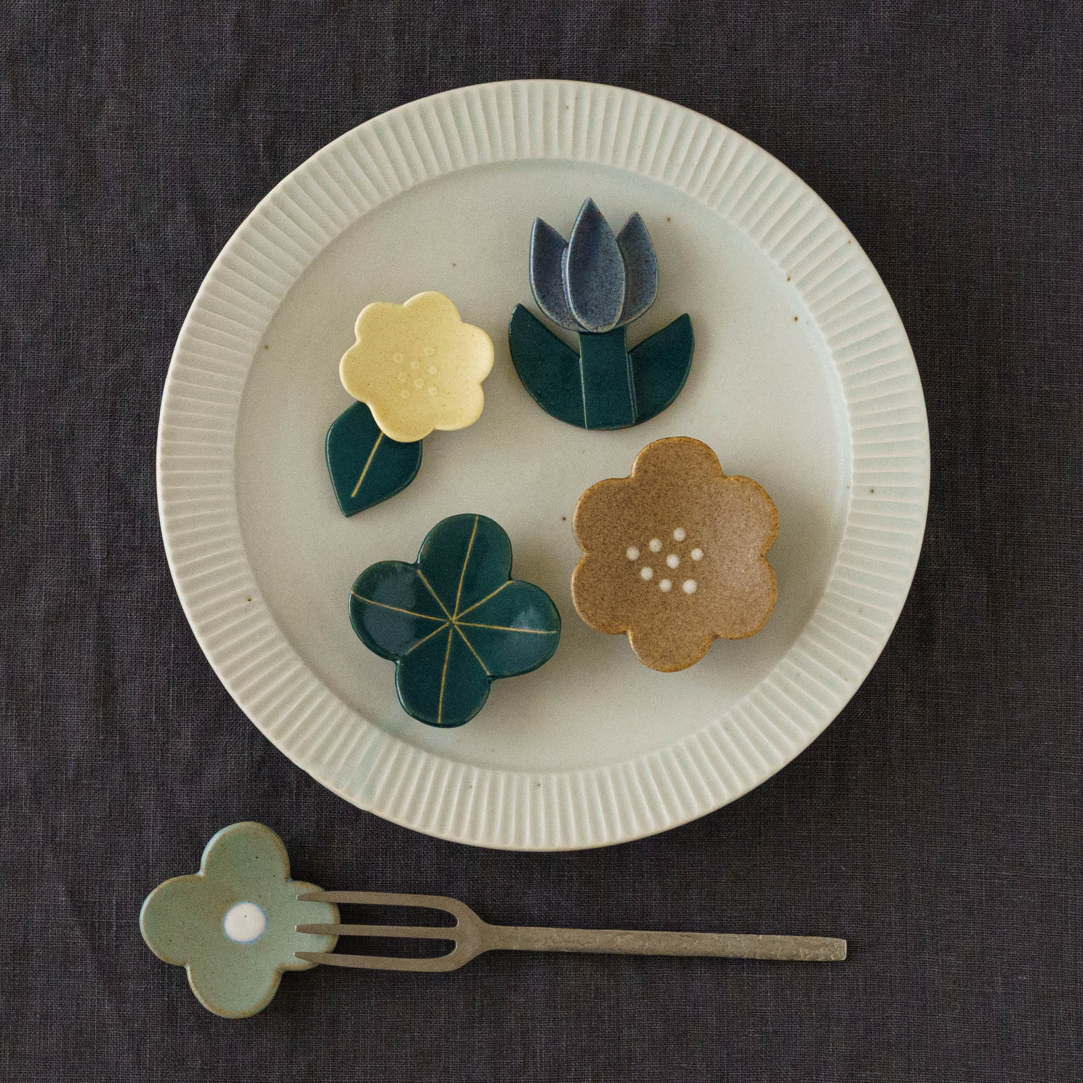 陶芸作家 辻本路 花箸置き 水色｜和食器通販 四季折折 – 四季折折