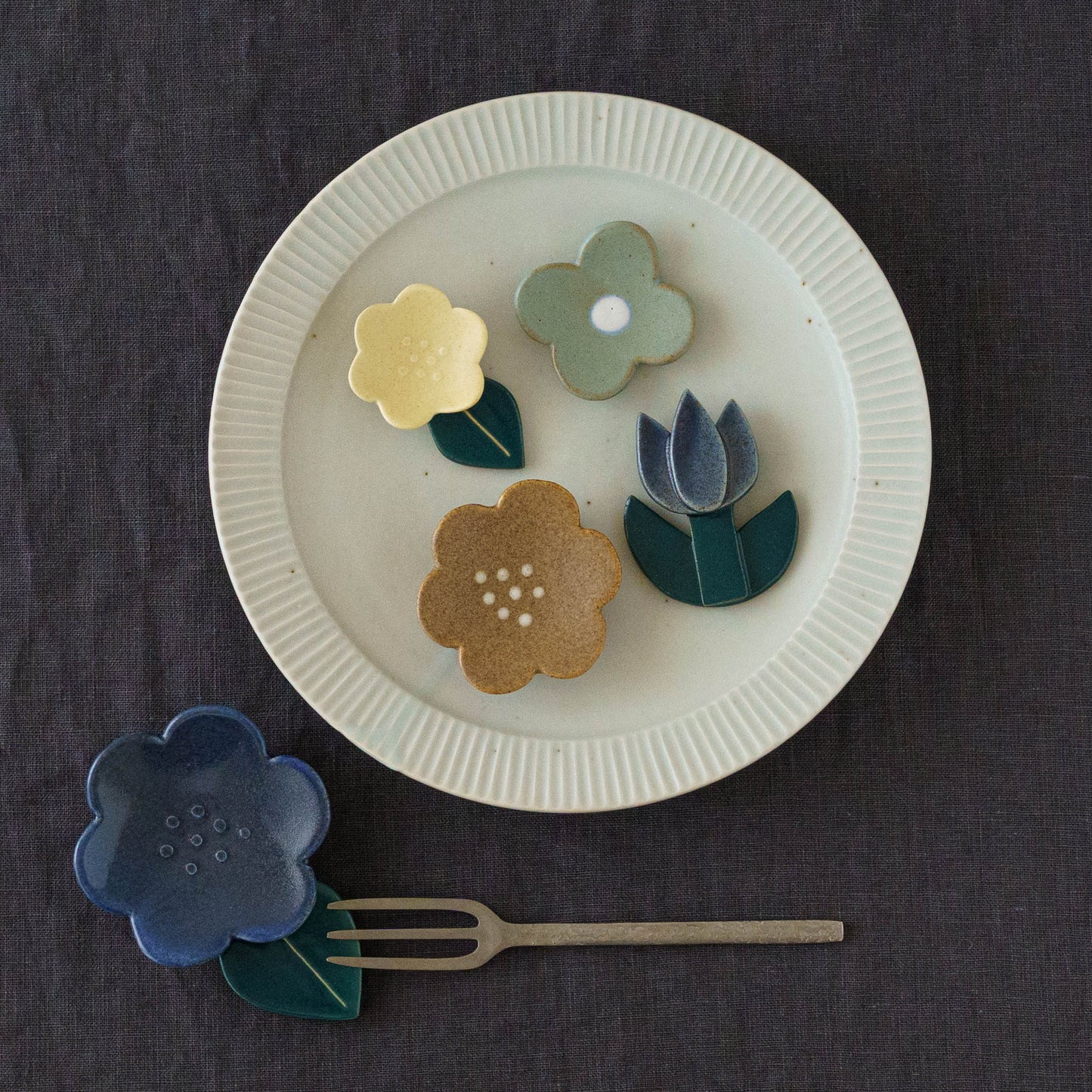 花小皿　ブルー　葉っぱ1枚｜辻本路