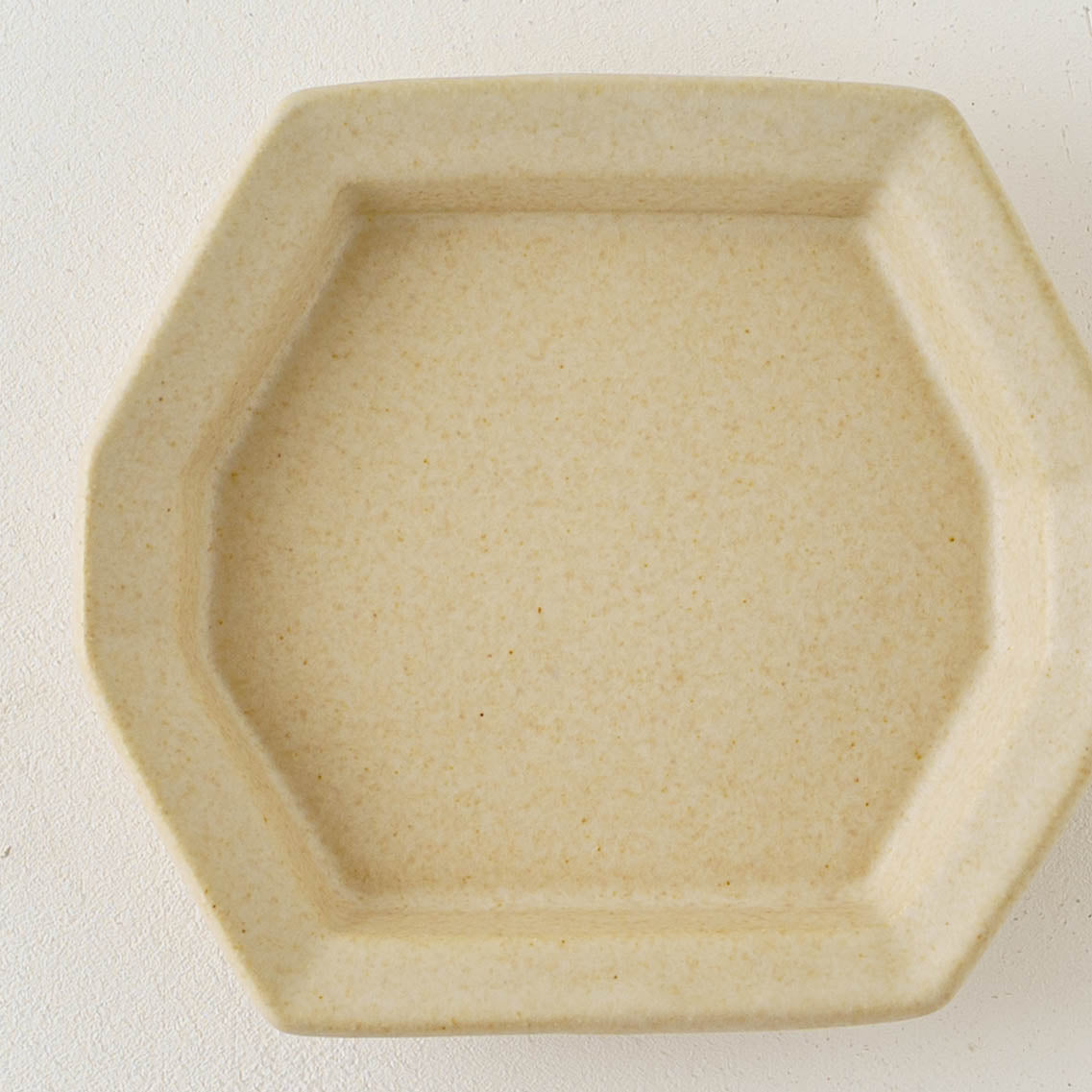 陶芸作家 古川まみ 八角リム皿 S アイボリー｜鎌倉 作家もののうつわ