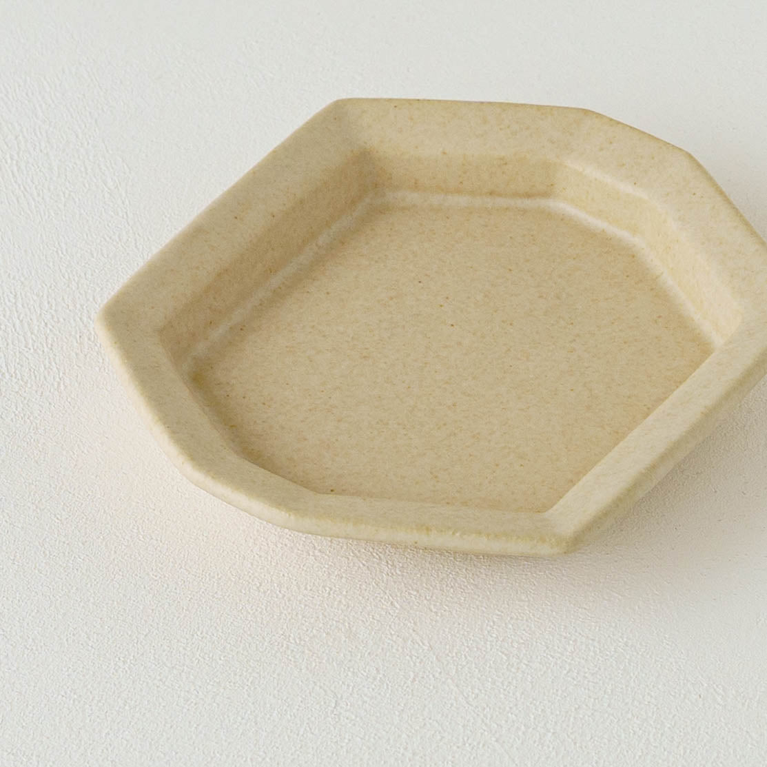 陶芸作家 古川まみ 八角リム皿 S アイボリー｜鎌倉 作家もののうつわ