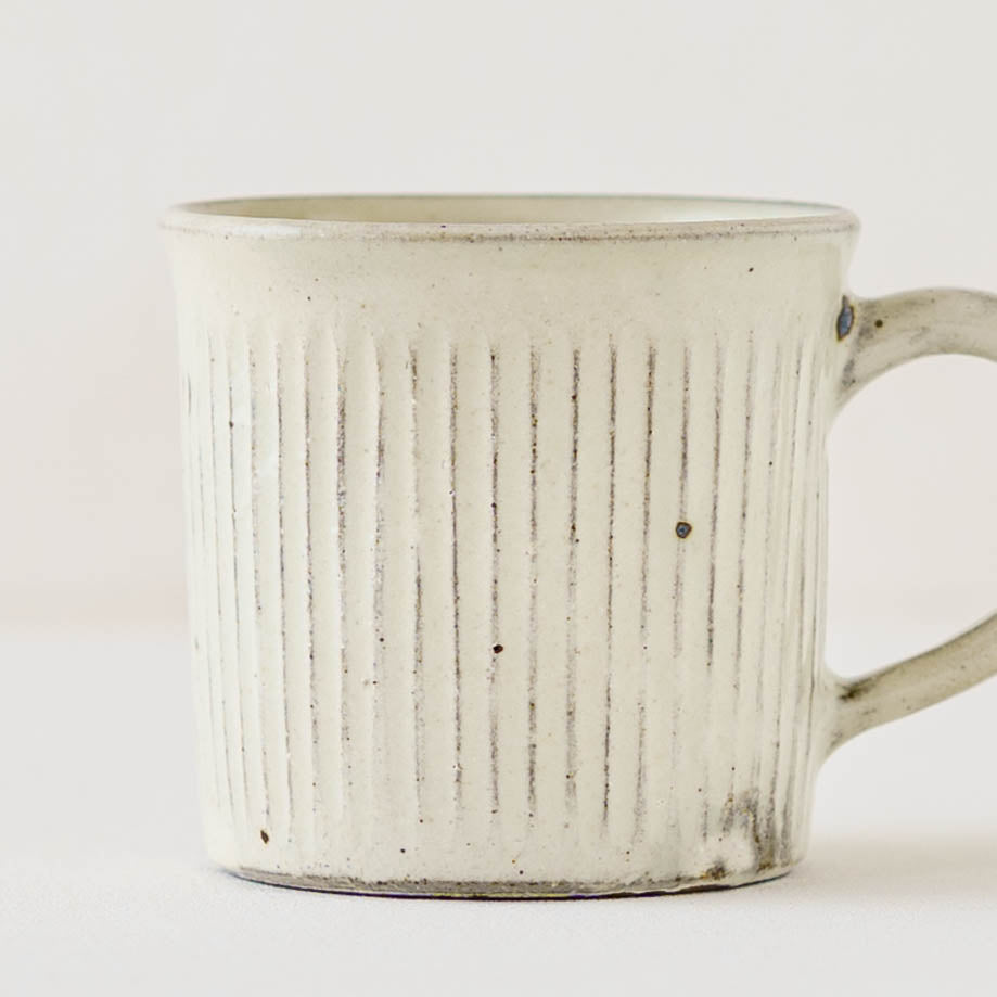 荒土粉引の器 陶芸作家 戸津圭一郎 粉引鎬マグ｜窯元、作家もののうつわと暮らしの