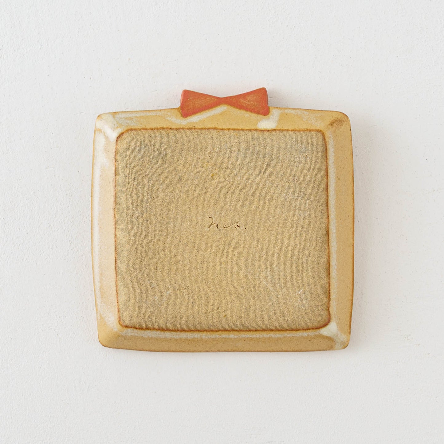 プレゼントのお皿　生成 x 赤ドット｜アトリエ モノラー