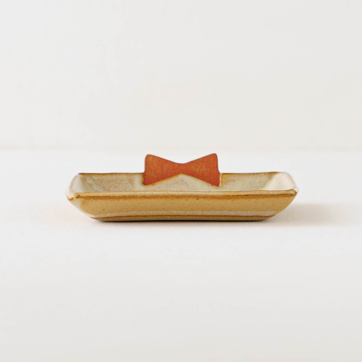 プレゼントのお皿　生成 x 赤ドット｜アトリエ モノラー