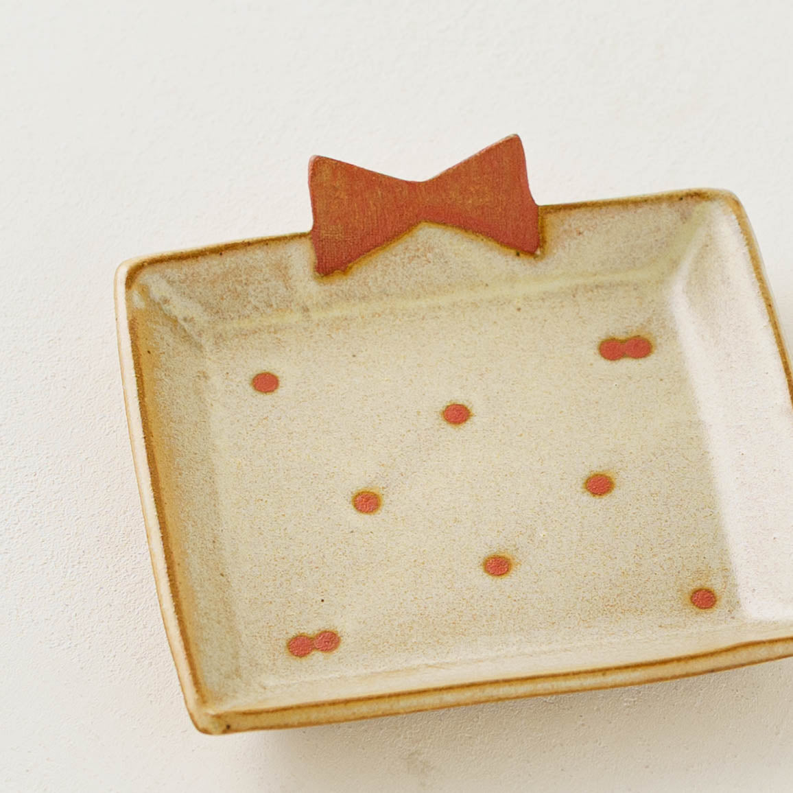 プレゼントのお皿　生成 x 赤ドット｜アトリエ モノラー